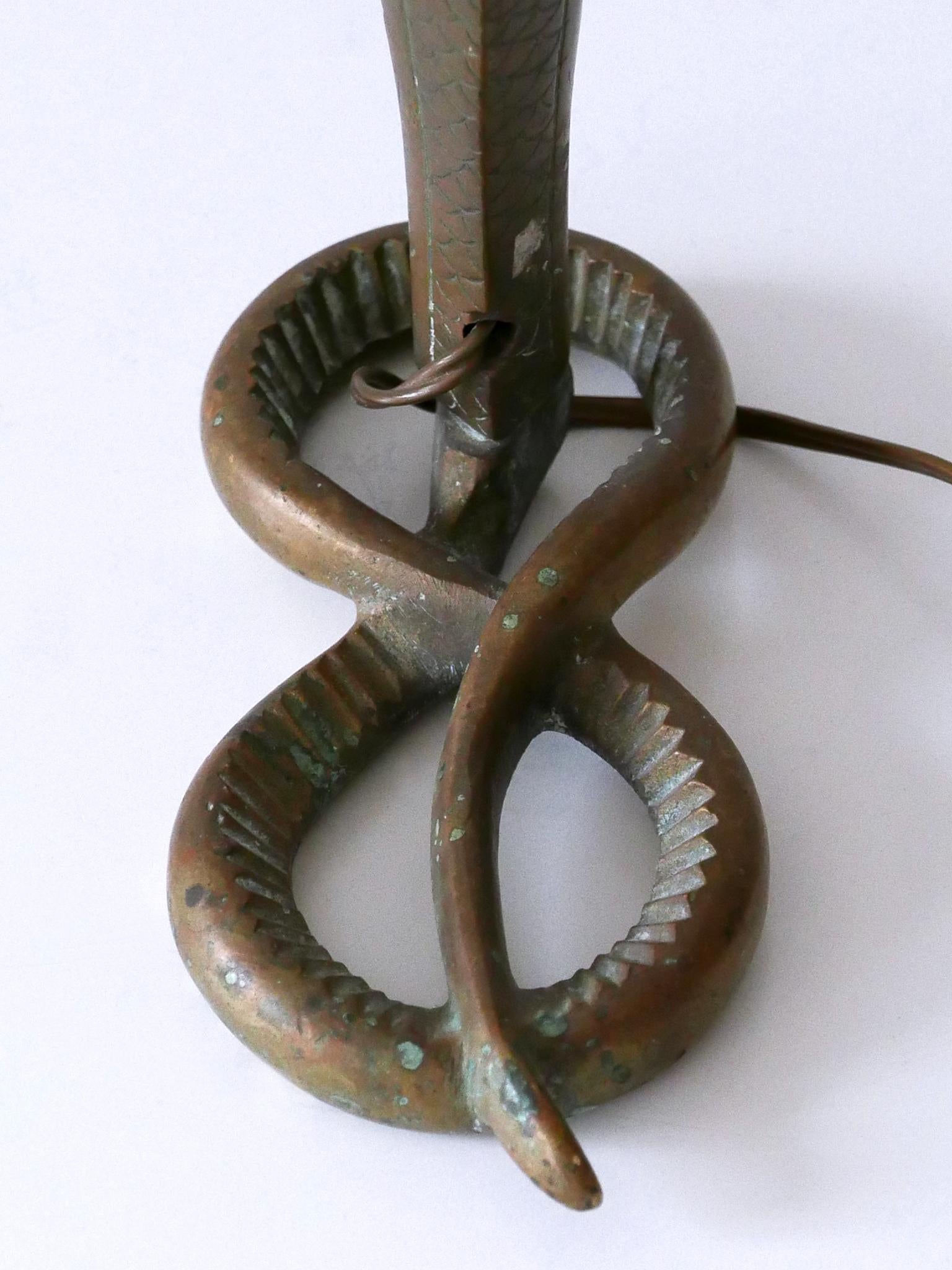 Set of Two Decorative Art Nouveau Bronze Cobra Table Lamps 1910s For Sale 13