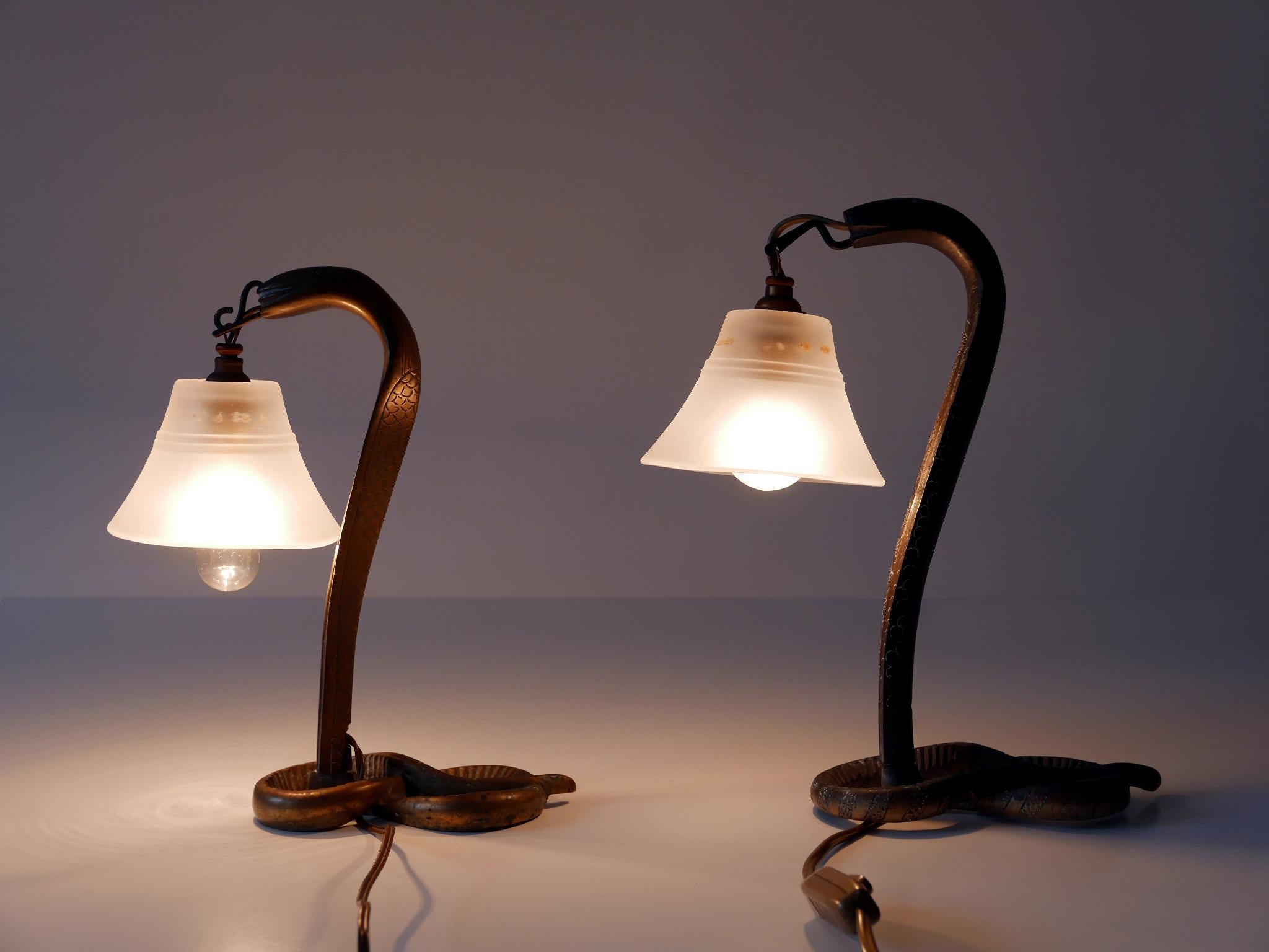 Set of Two Decorative Art Nouveau Bronze Cobra Table Lamps 1910s In Good Condition For Sale In Munich, DE