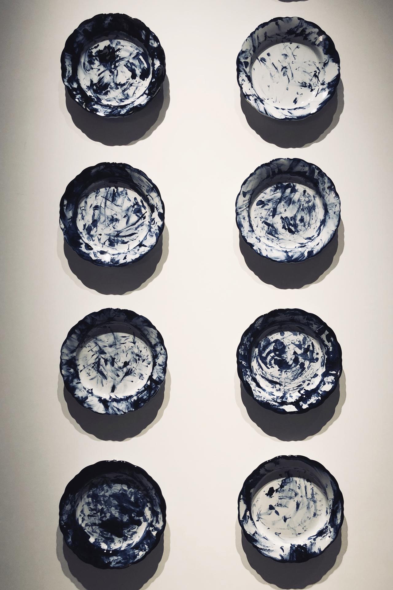 Ensemble de deux assiettes bleues de Delft, par Marcel Wanders, peintes à la main, 2006, unique en vente 2
