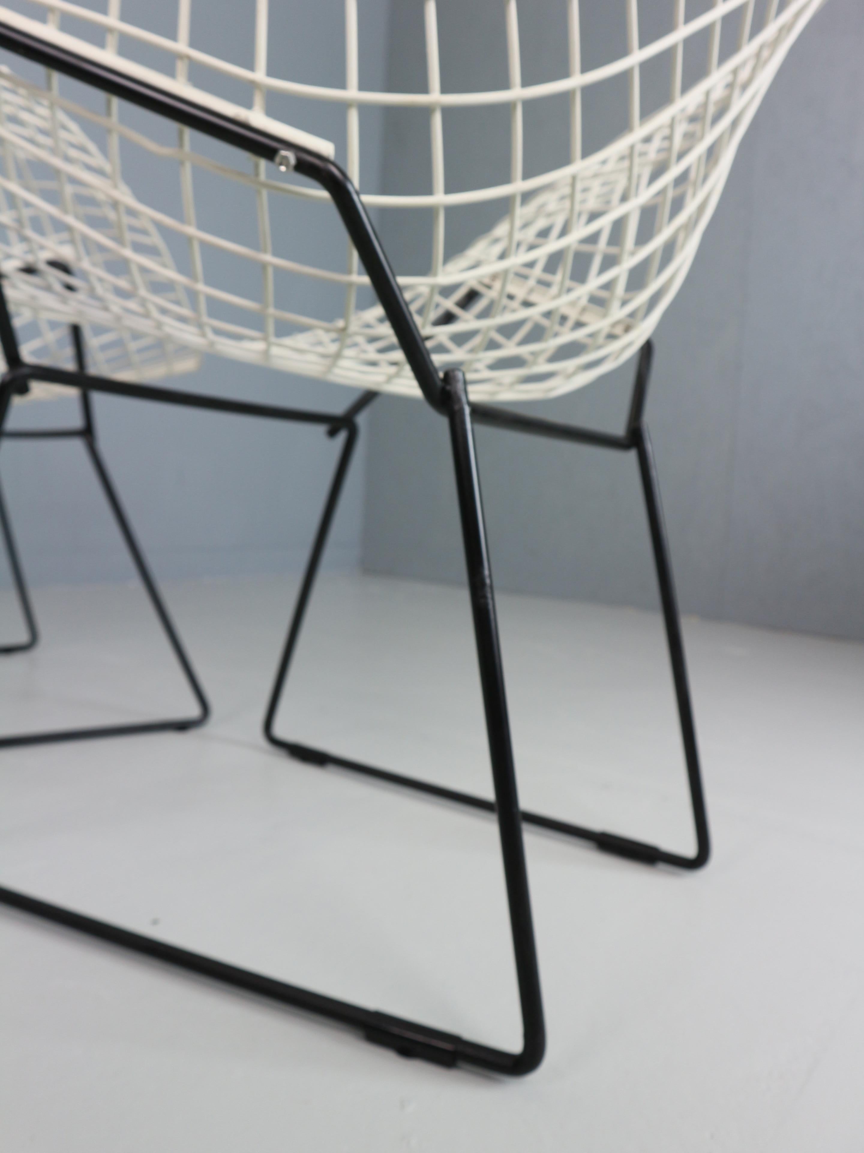 Set of two Diamond chair by Harry Bertoia in white & black metal. 1960s For Sale 2