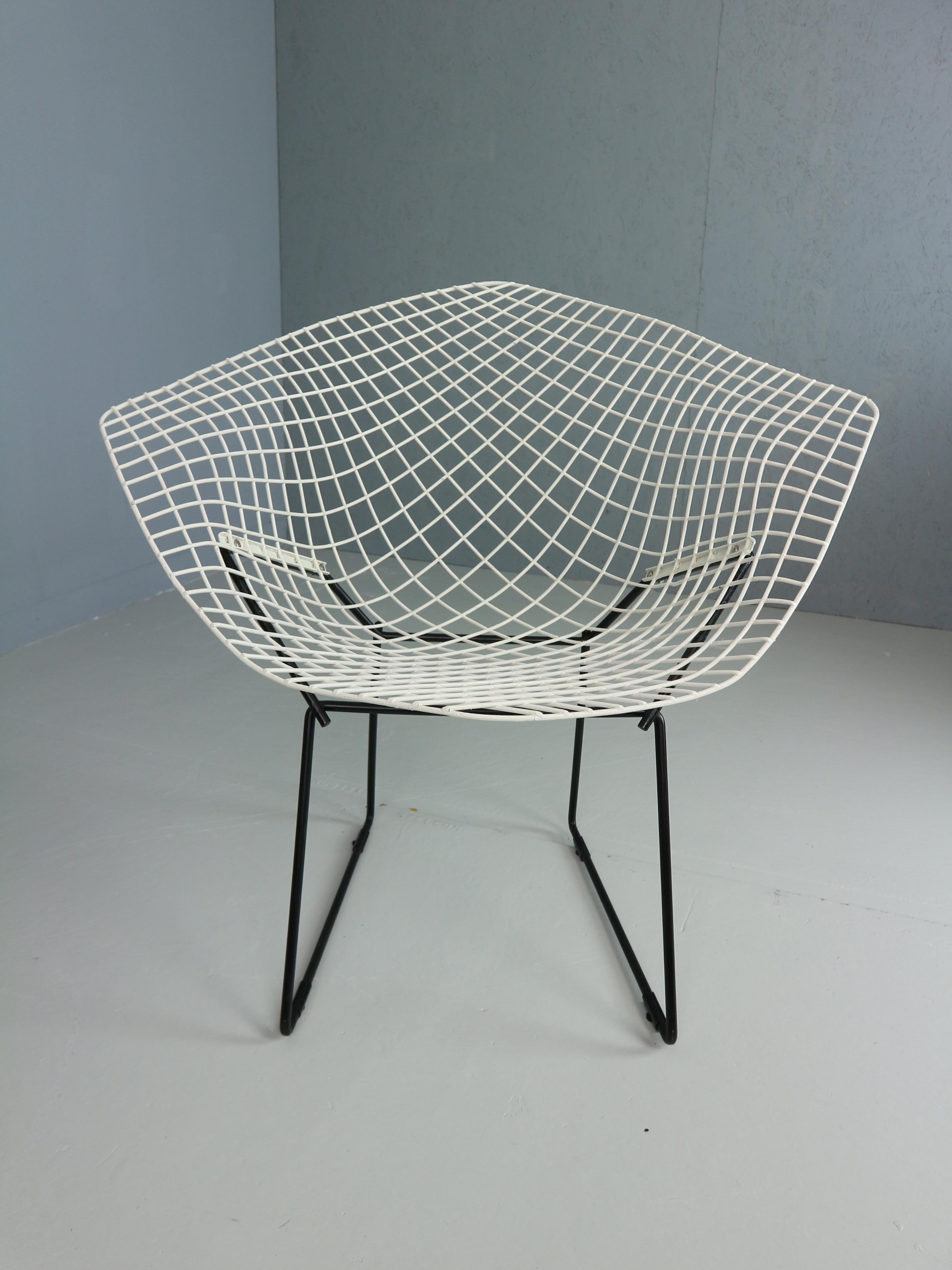Set of two Diamond chair by Harry Bertoia in white & black metal. 1960s For Sale 3