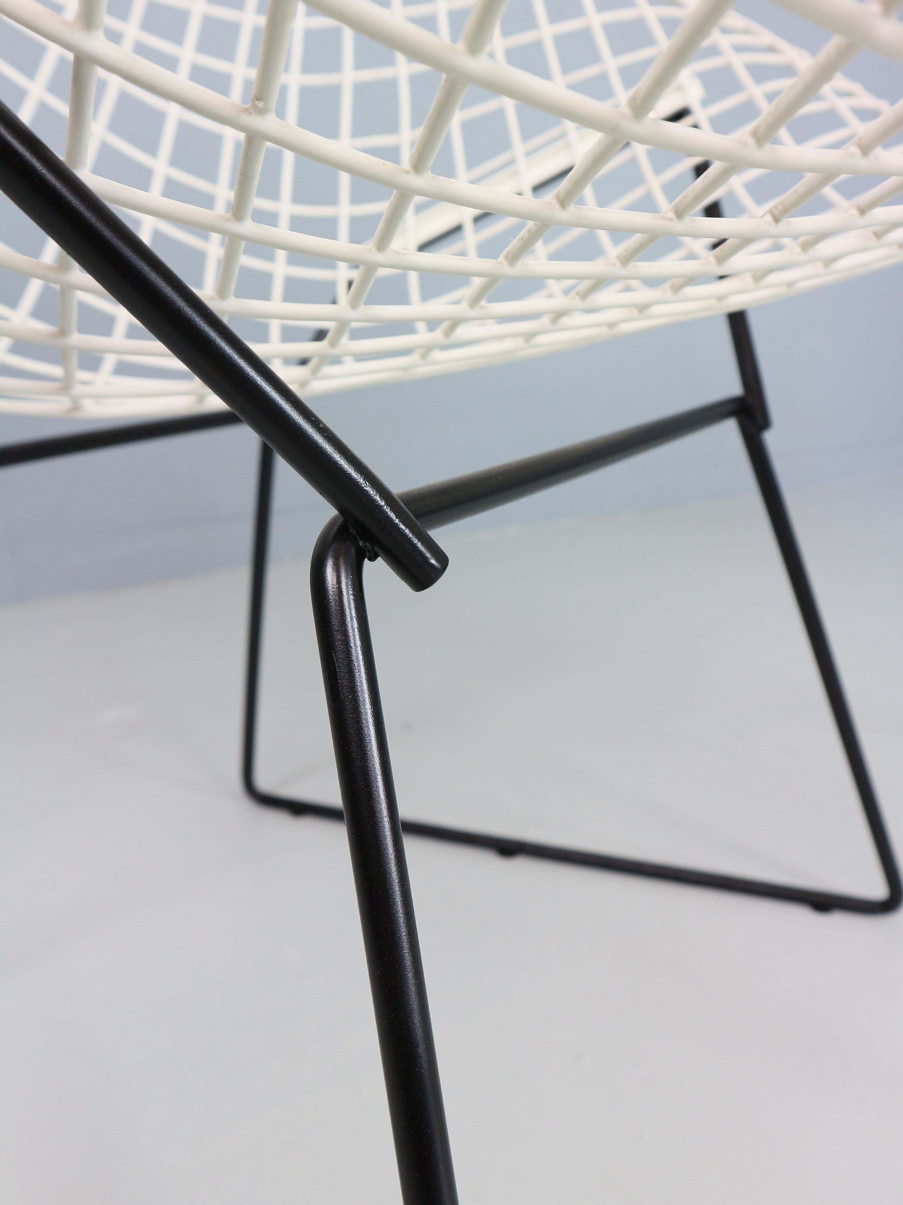 Set of two Diamond chair by Harry Bertoia in white & black metal. 1960s For Sale 5