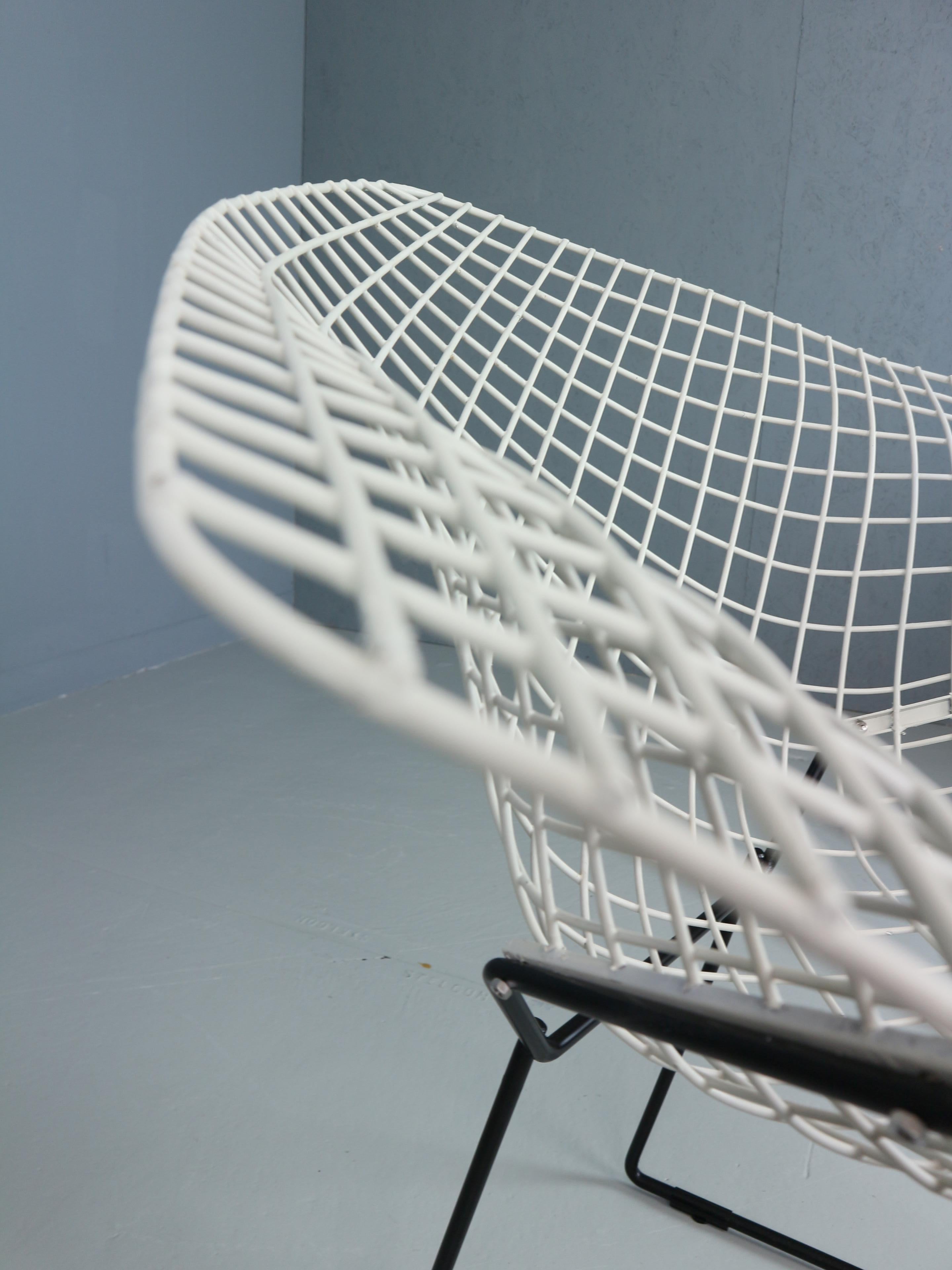 Set of two Diamond chair by Harry Bertoia in white & black metal. 1960s For Sale 7