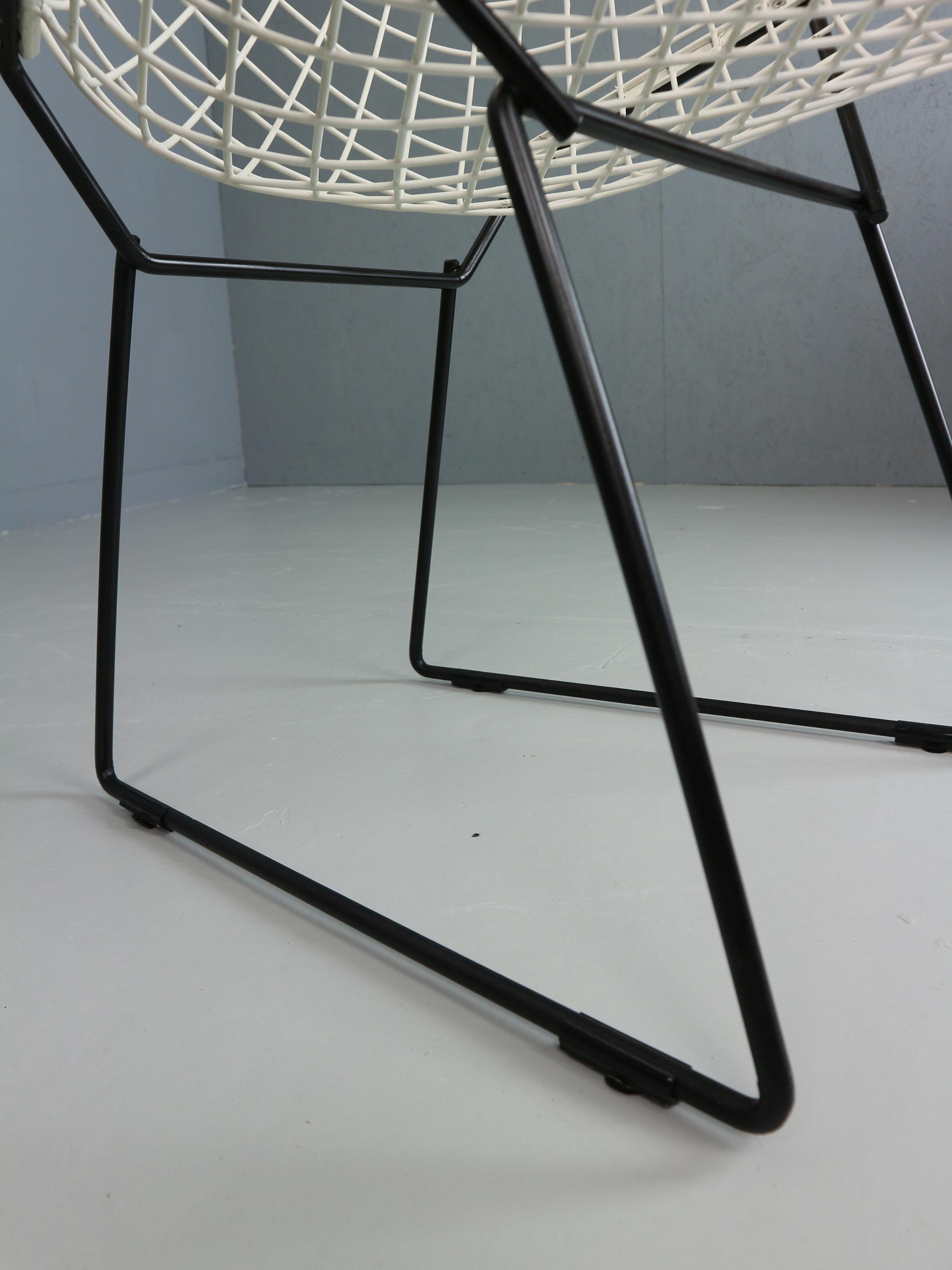 Set of two Diamond chair by Harry Bertoia in white & black metal. 1960s For Sale 8