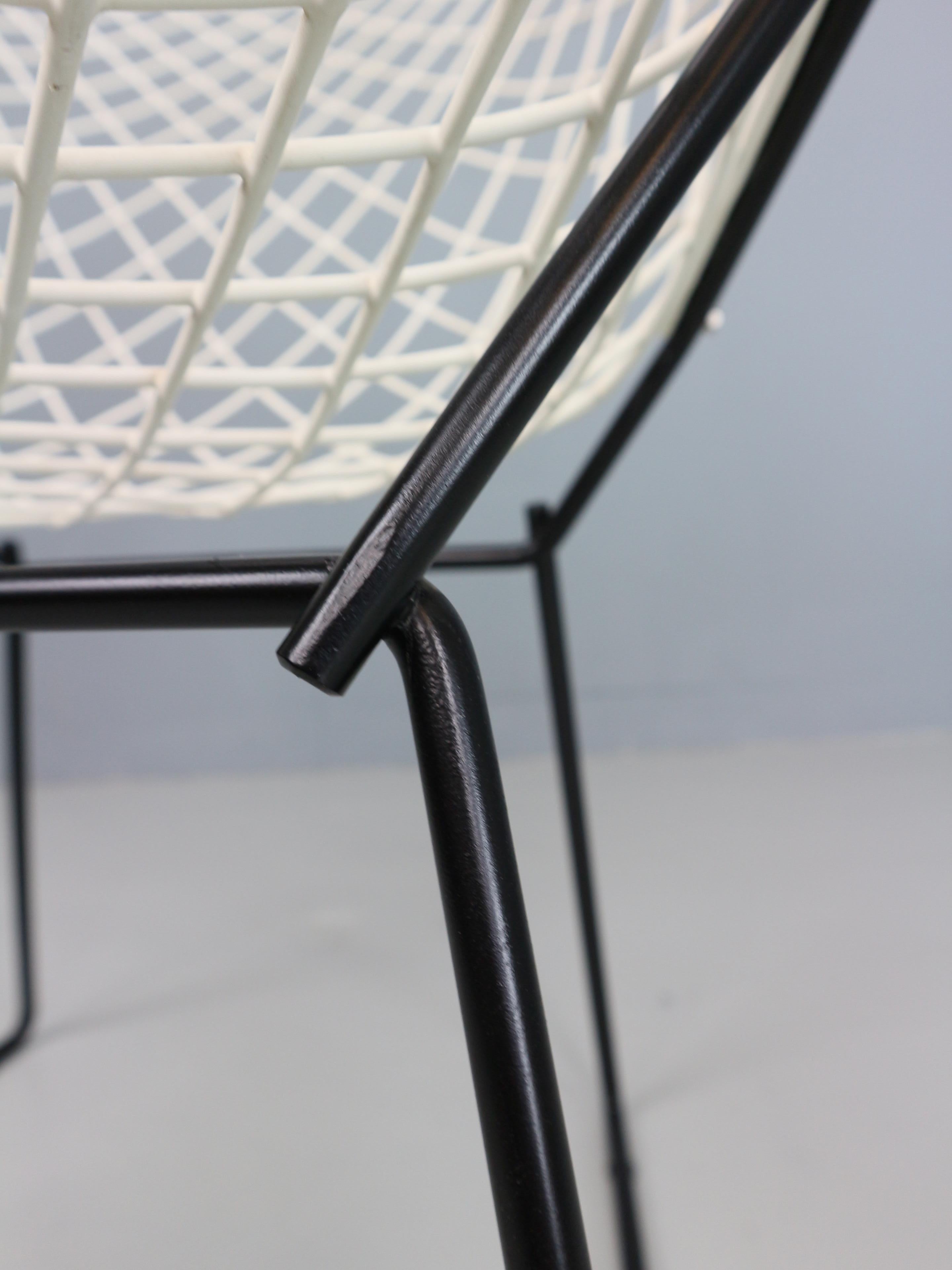 Set of two Diamond chair by Harry Bertoia in white & black metal. 1960s For Sale 9