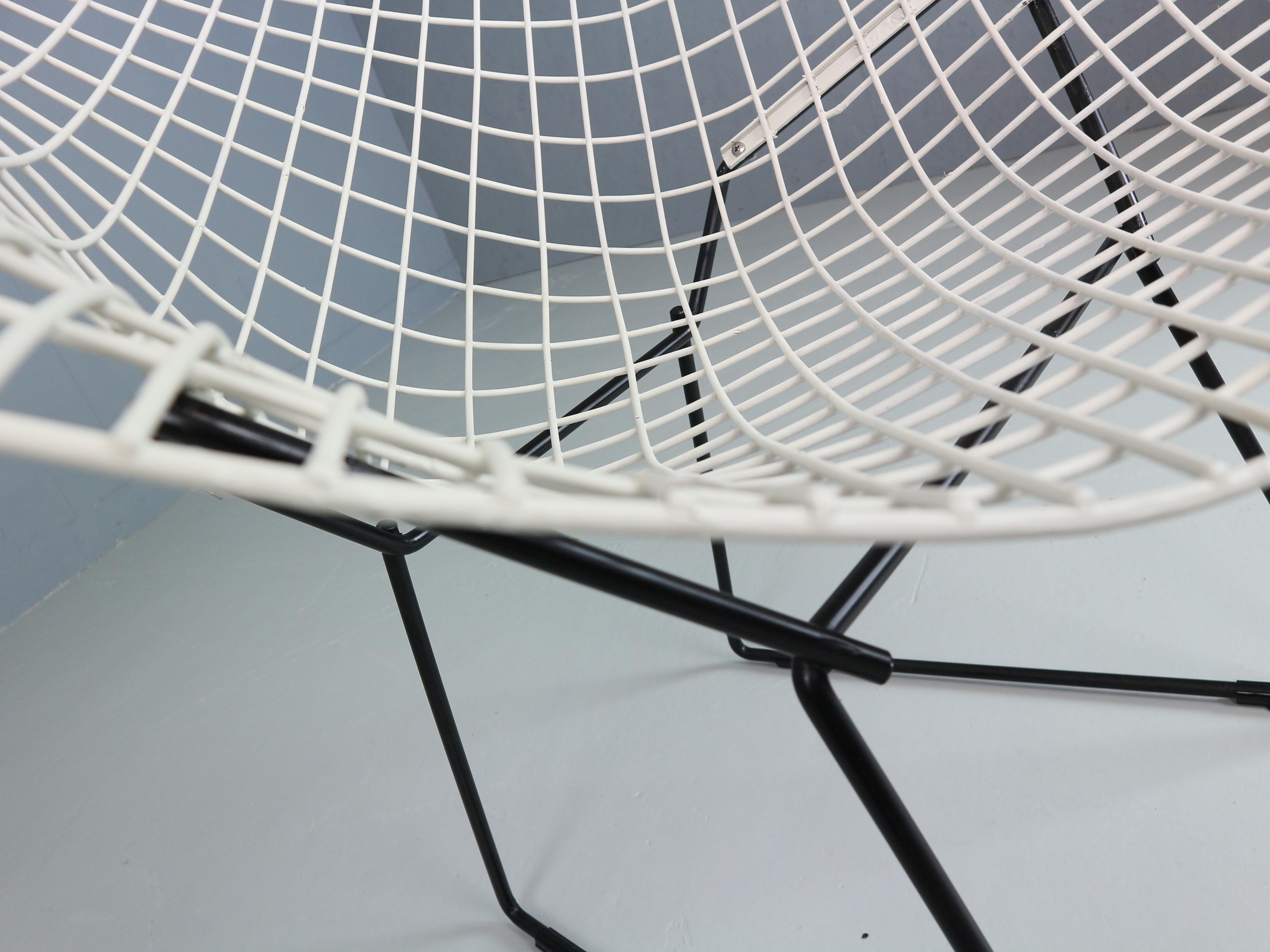 Set of two Diamond chair by Harry Bertoia in white & black metal. 1960s For Sale 10