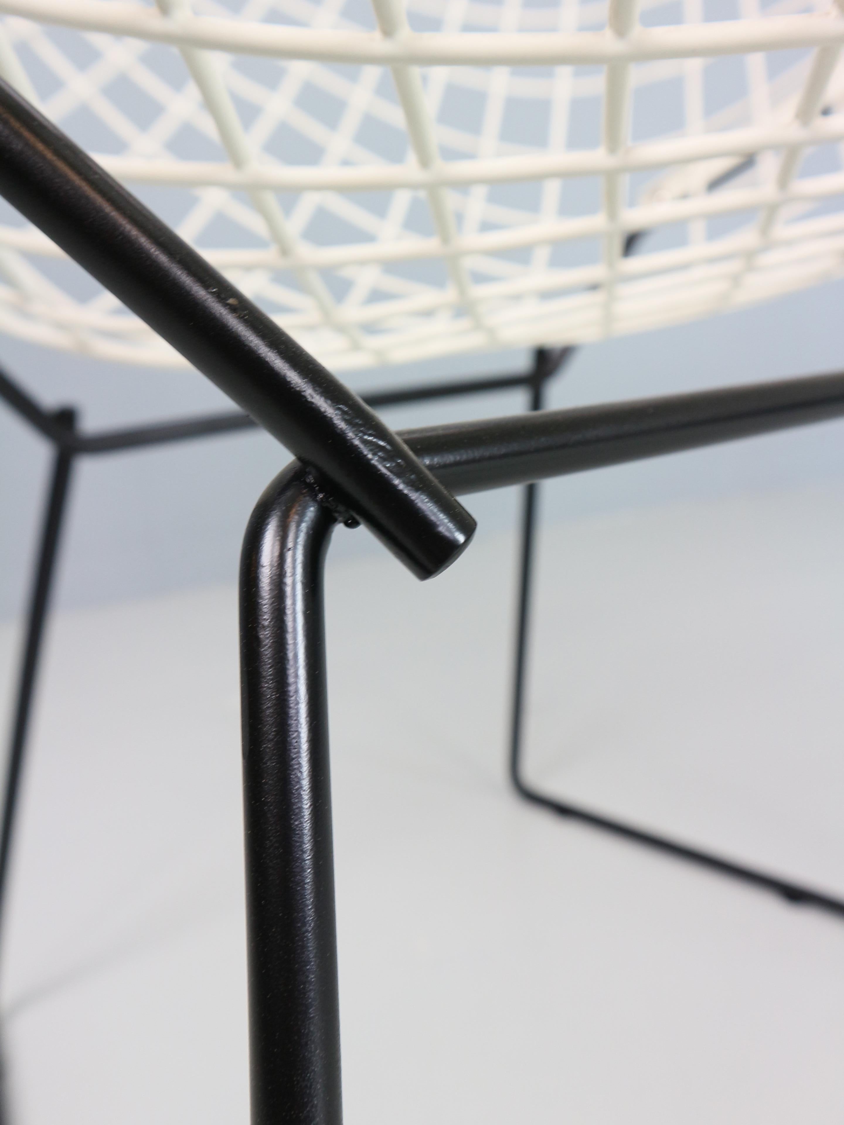 Set of two Diamond chair by Harry Bertoia in white & black metal. 1960s For Sale 11