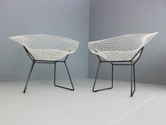 Set of two Diamond chair by Harry Bertoia in white & black metal. 1960s