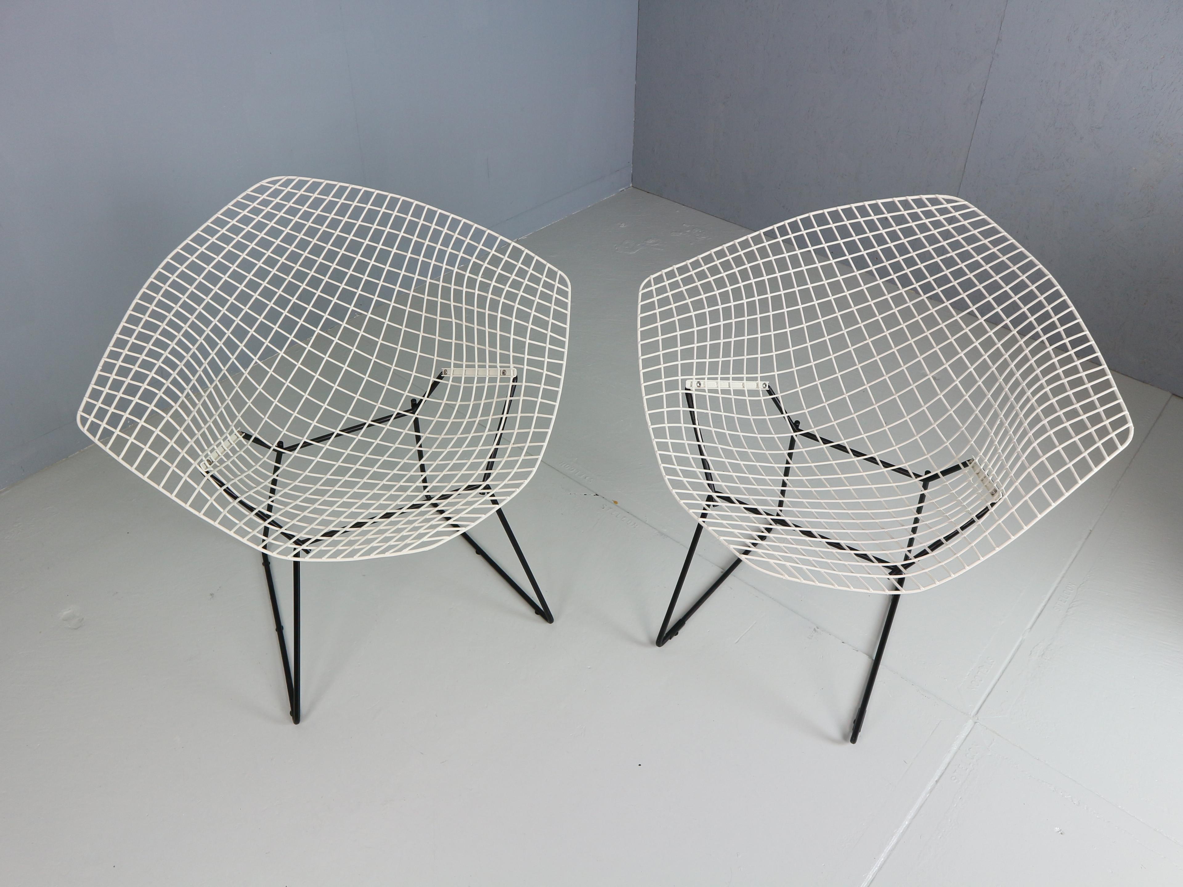 Mid-Century Modern Set of two Diamond chair by Harry Bertoia in white & black metal. 1960s For Sale