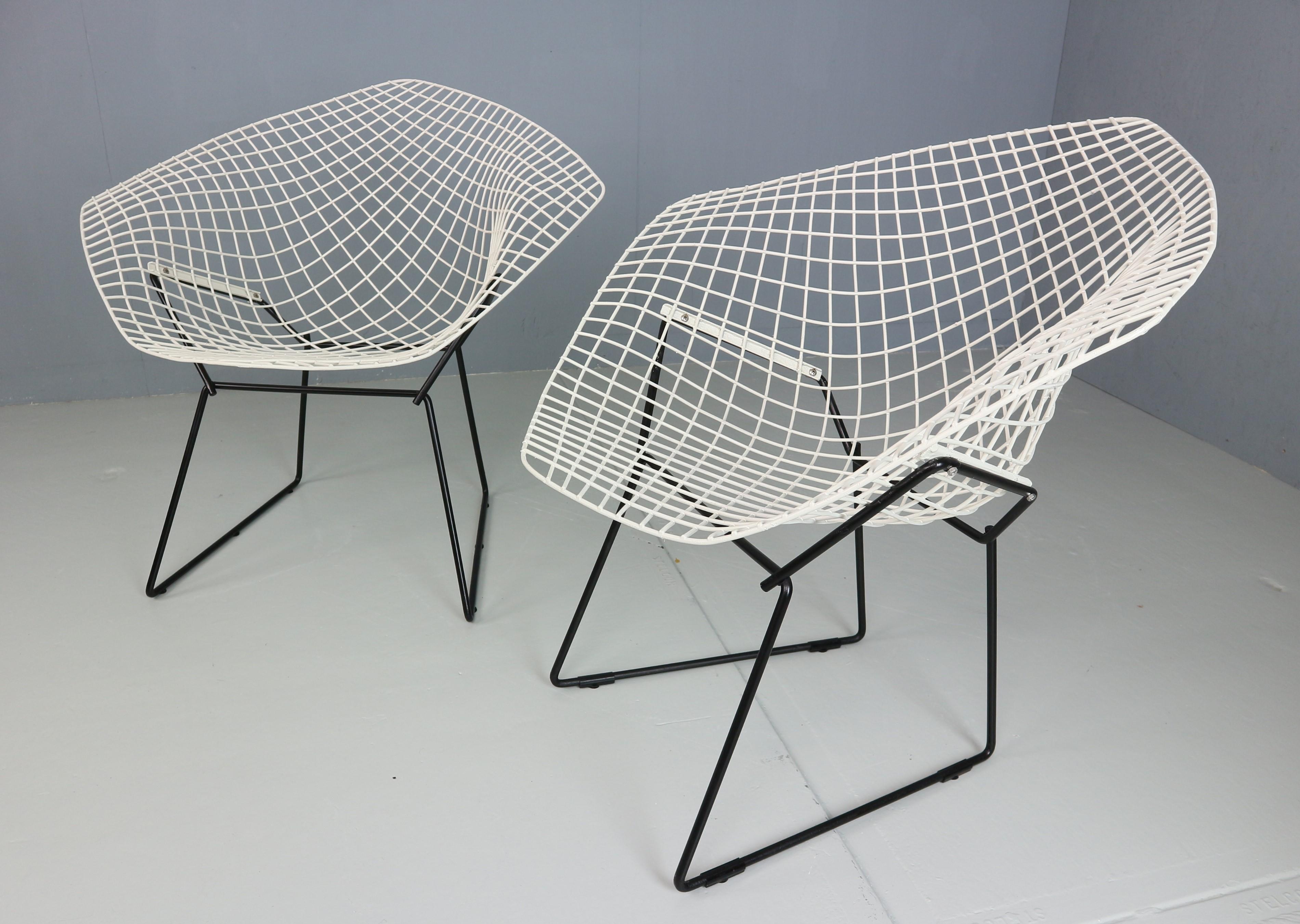American Set of two Diamond chair by Harry Bertoia in white & black metal. 1960s For Sale