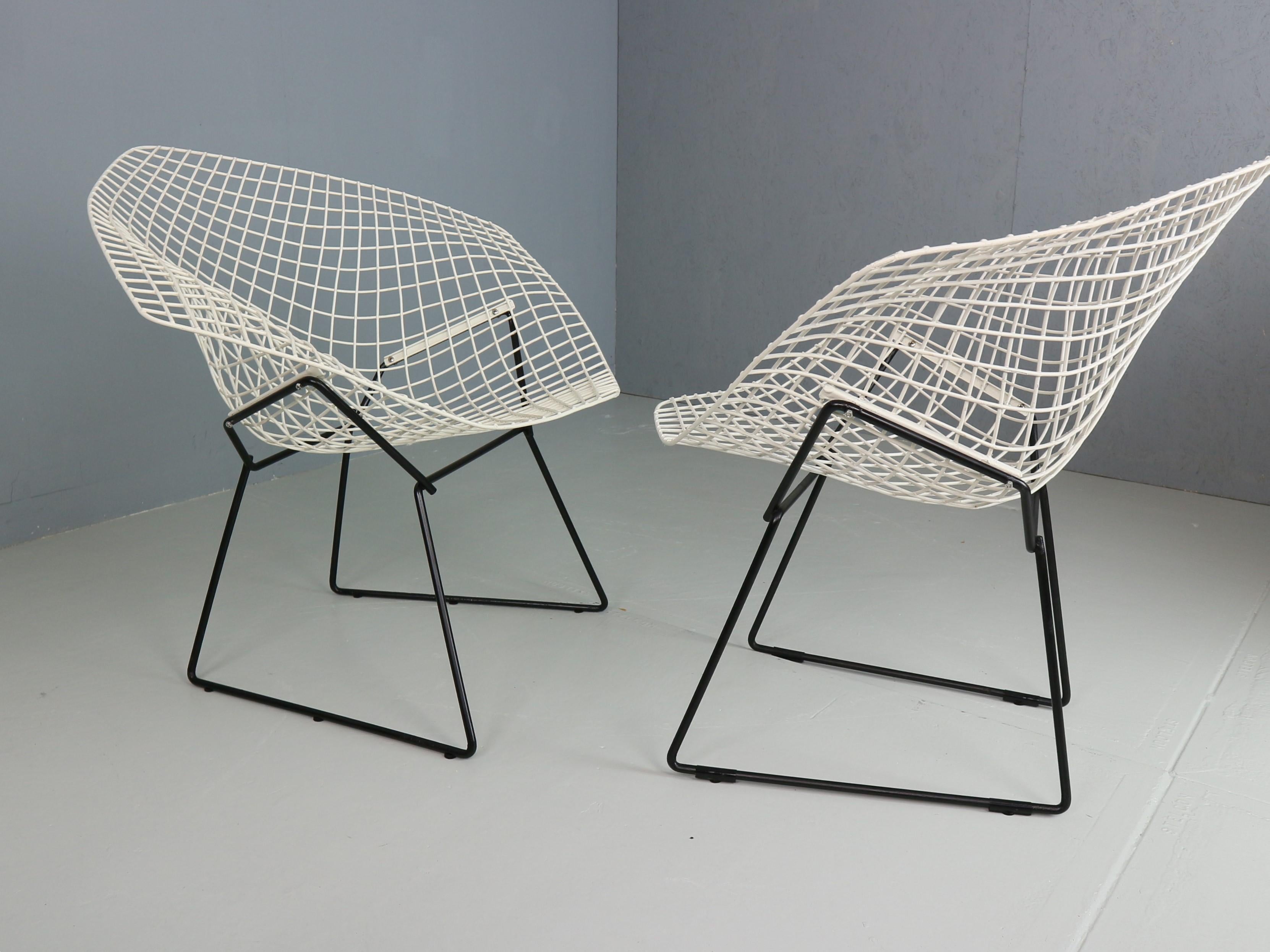 Welded Set of two Diamond chair by Harry Bertoia in white & black metal. 1960s For Sale
