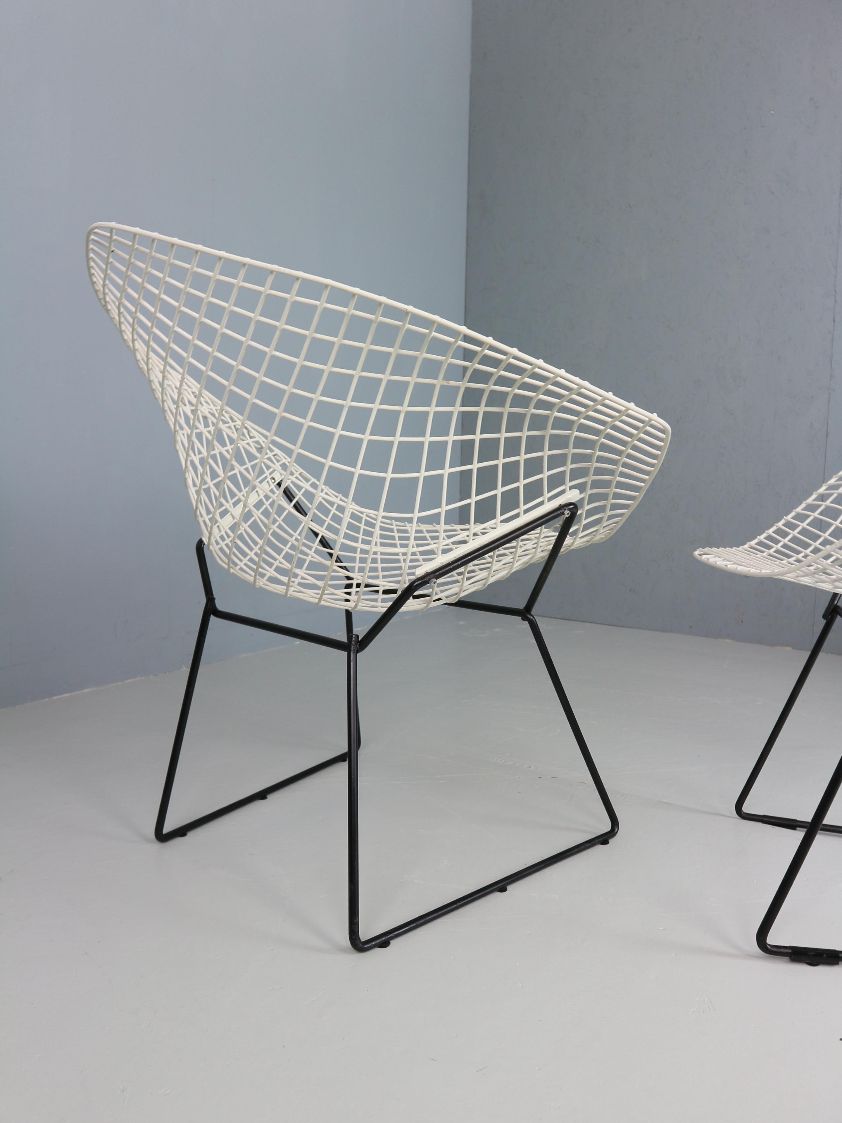 Set of two Diamond chair by Harry Bertoia in white & black metal. 1960s In Good Condition For Sale In The Hague, NL
