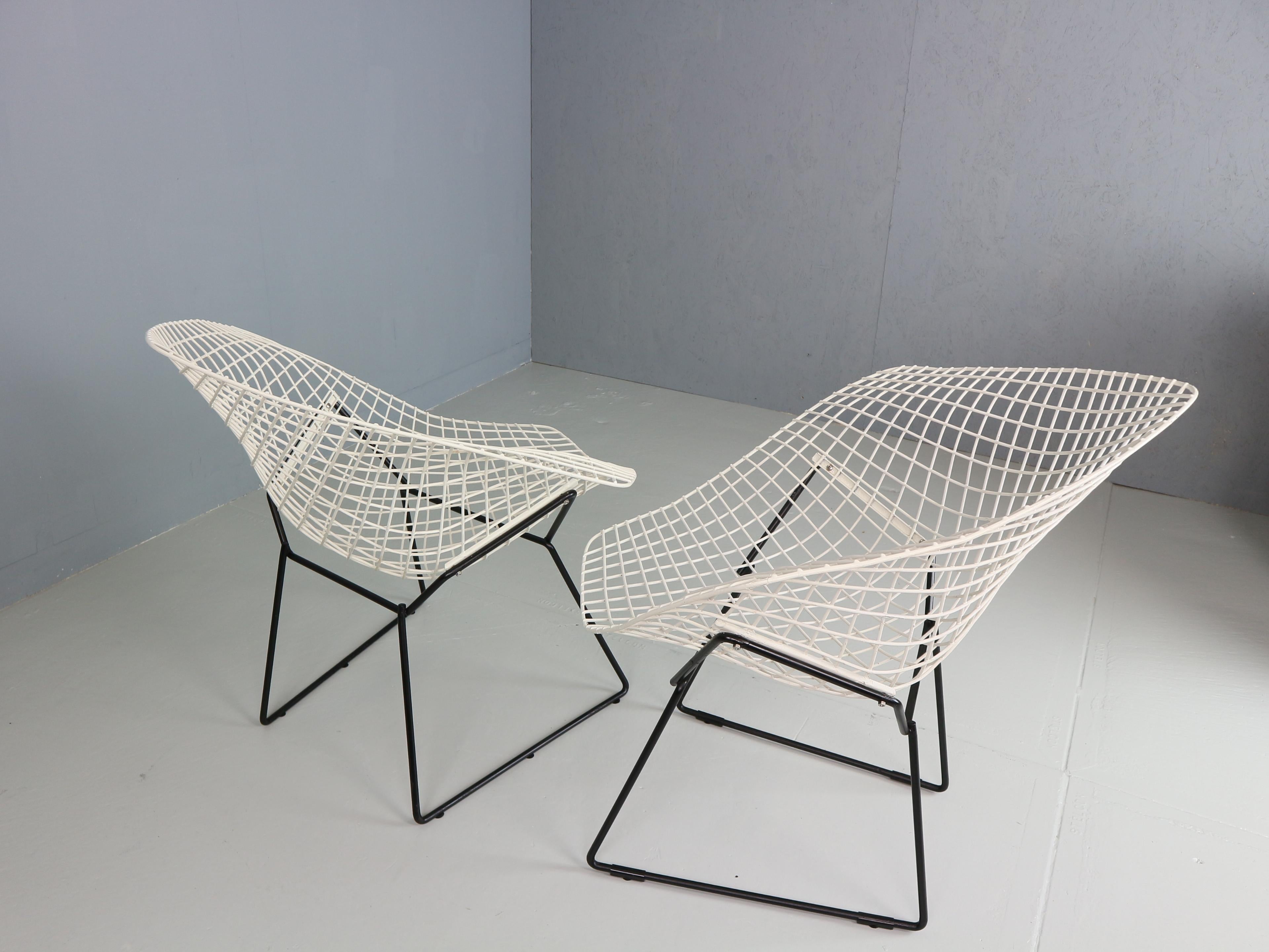 20th Century Set of two Diamond chair by Harry Bertoia in white & black metal. 1960s For Sale