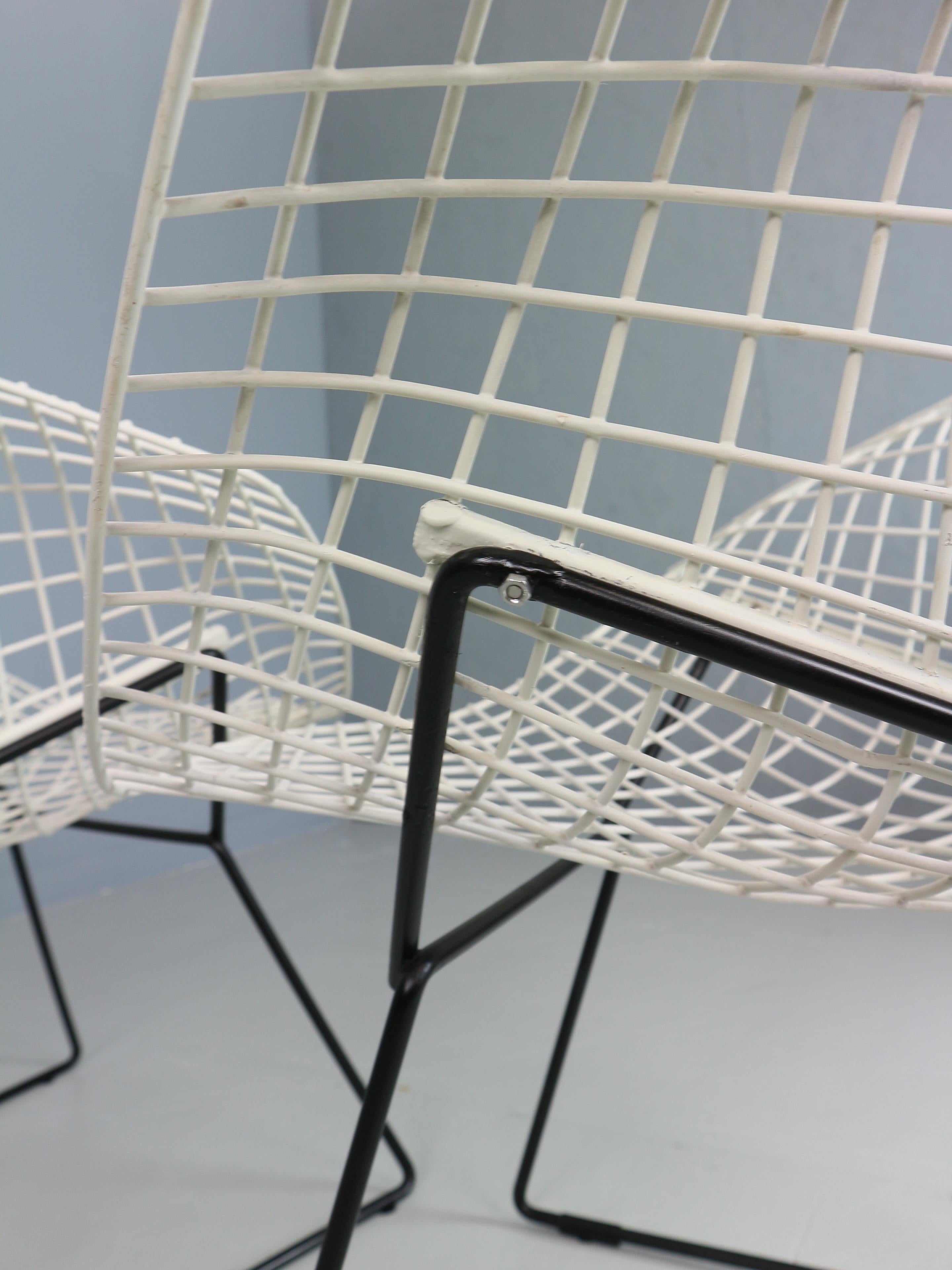 Metal Set of two Diamond chair by Harry Bertoia in white & black metal. 1960s For Sale