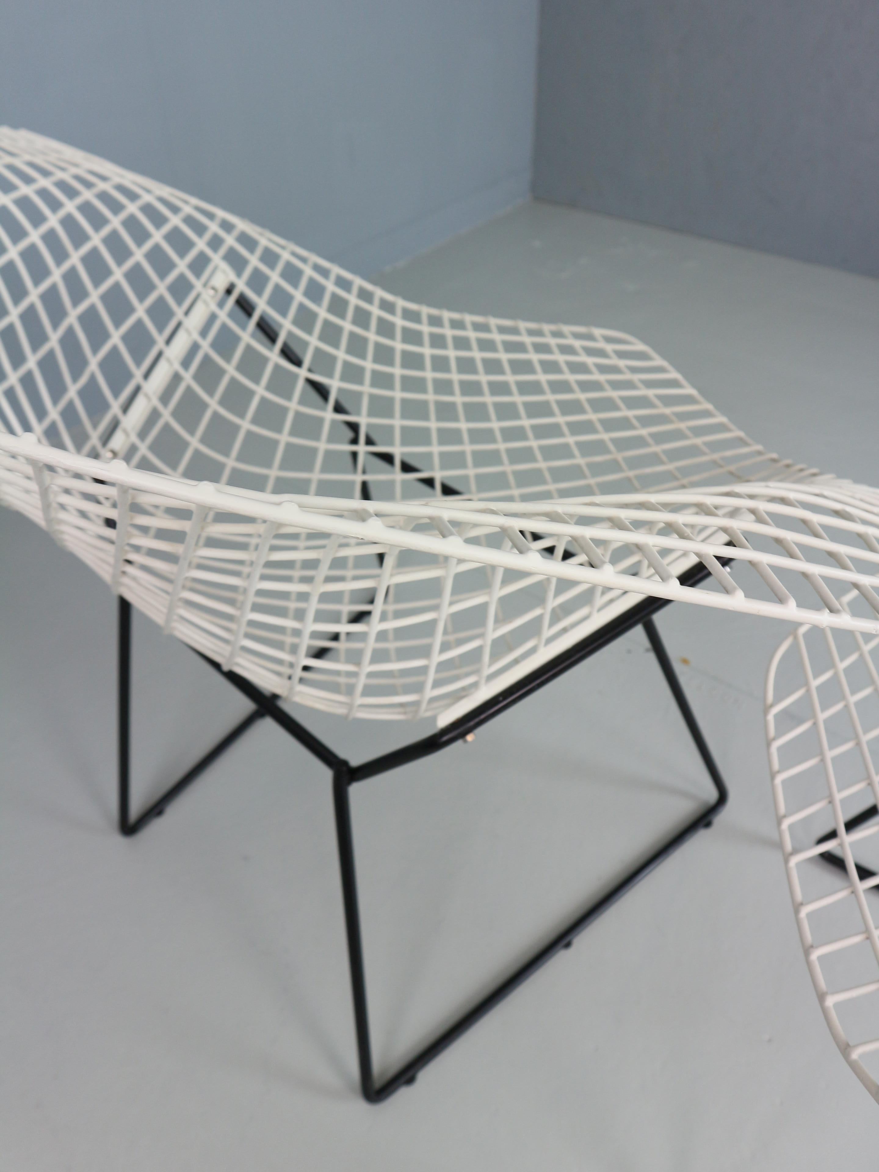 Set of two Diamond chair by Harry Bertoia in white & black metal. 1960s For Sale 1