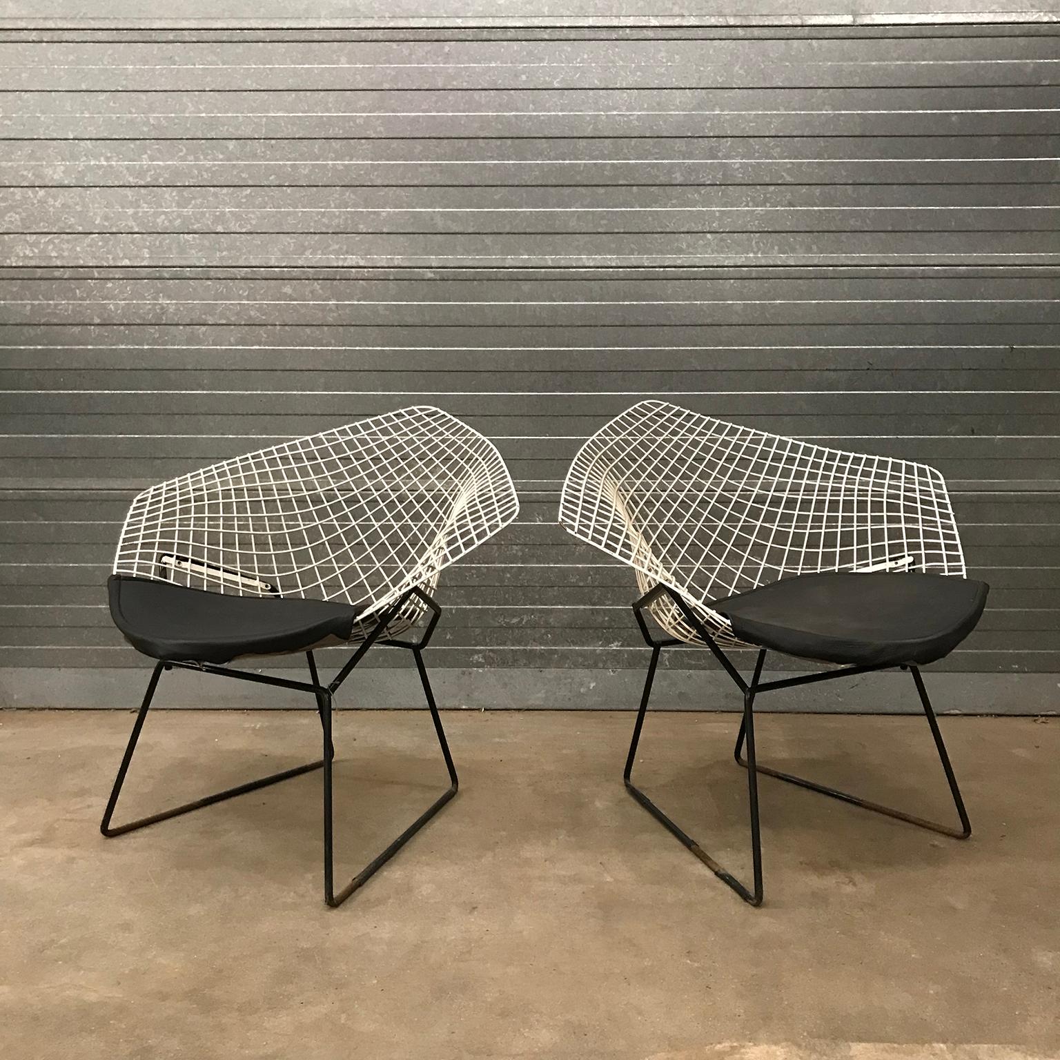 Si tratta di una bellezza complessiva con qualche perdita di rivestimento della scocca cablata e qualche punto di perdita di rivestimento della tSet di due prime sedie Harry Bertoia Diamond. Struttura laccata in bianco e nero con seduta originale