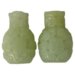 Set aus zwei kleinen geschnitzten chinesischen Jade-Perlen
