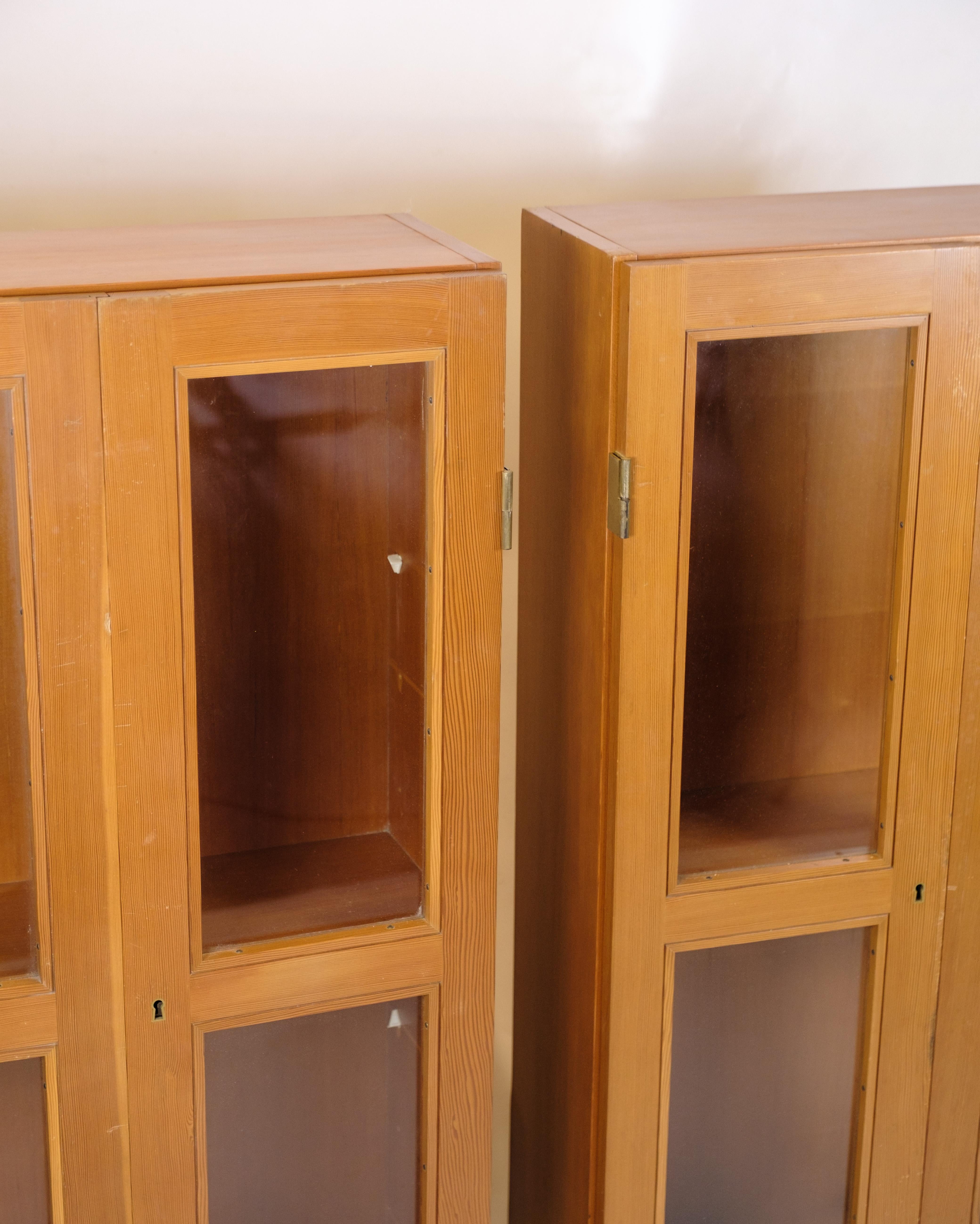 Mid-Century moderno Set di due vetrine in pino dell'Oregon, design danese degli anni Sessanta in vendita