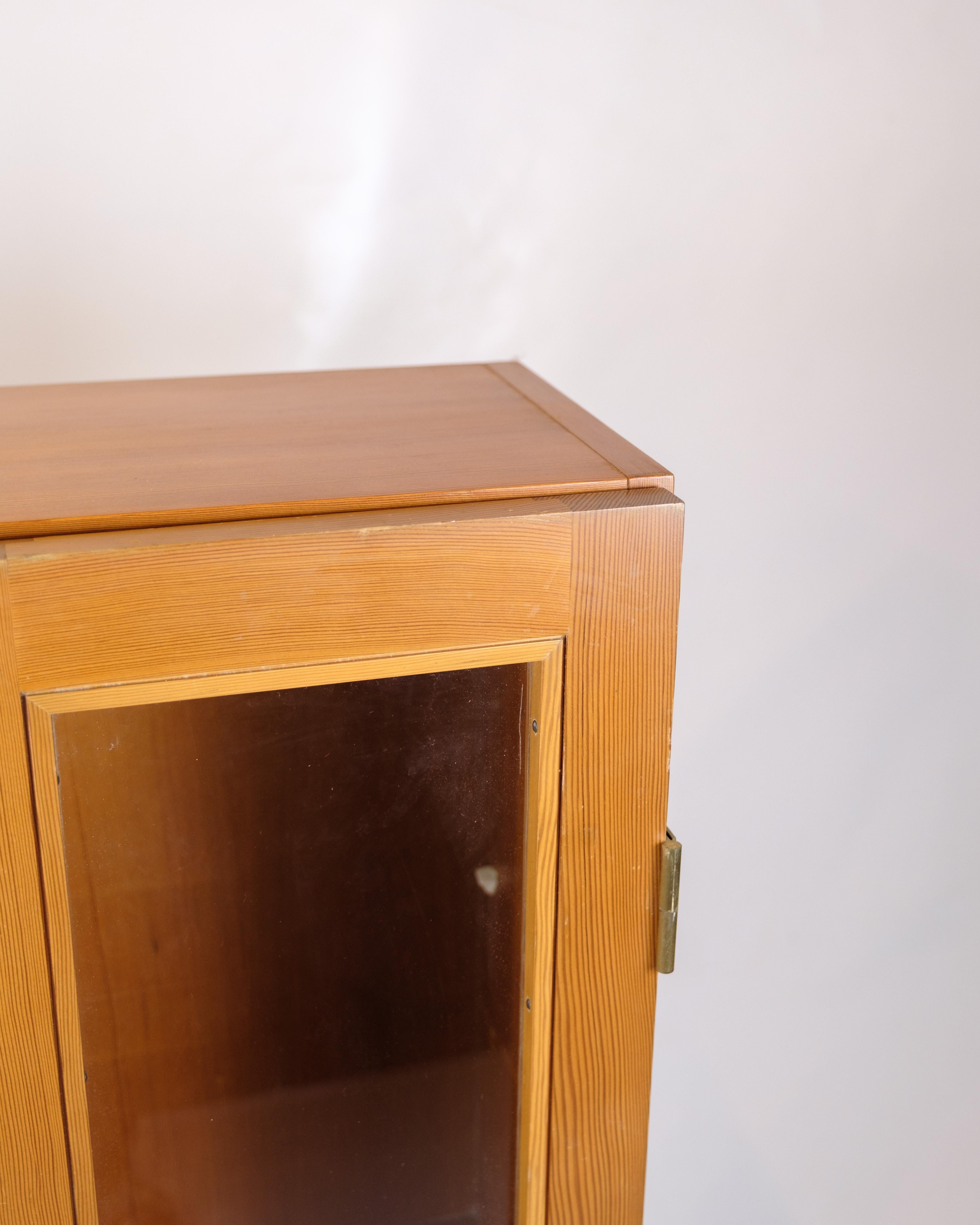 Metà XX secolo Set di due vetrine in pino dell'Oregon, design danese degli anni Sessanta in vendita