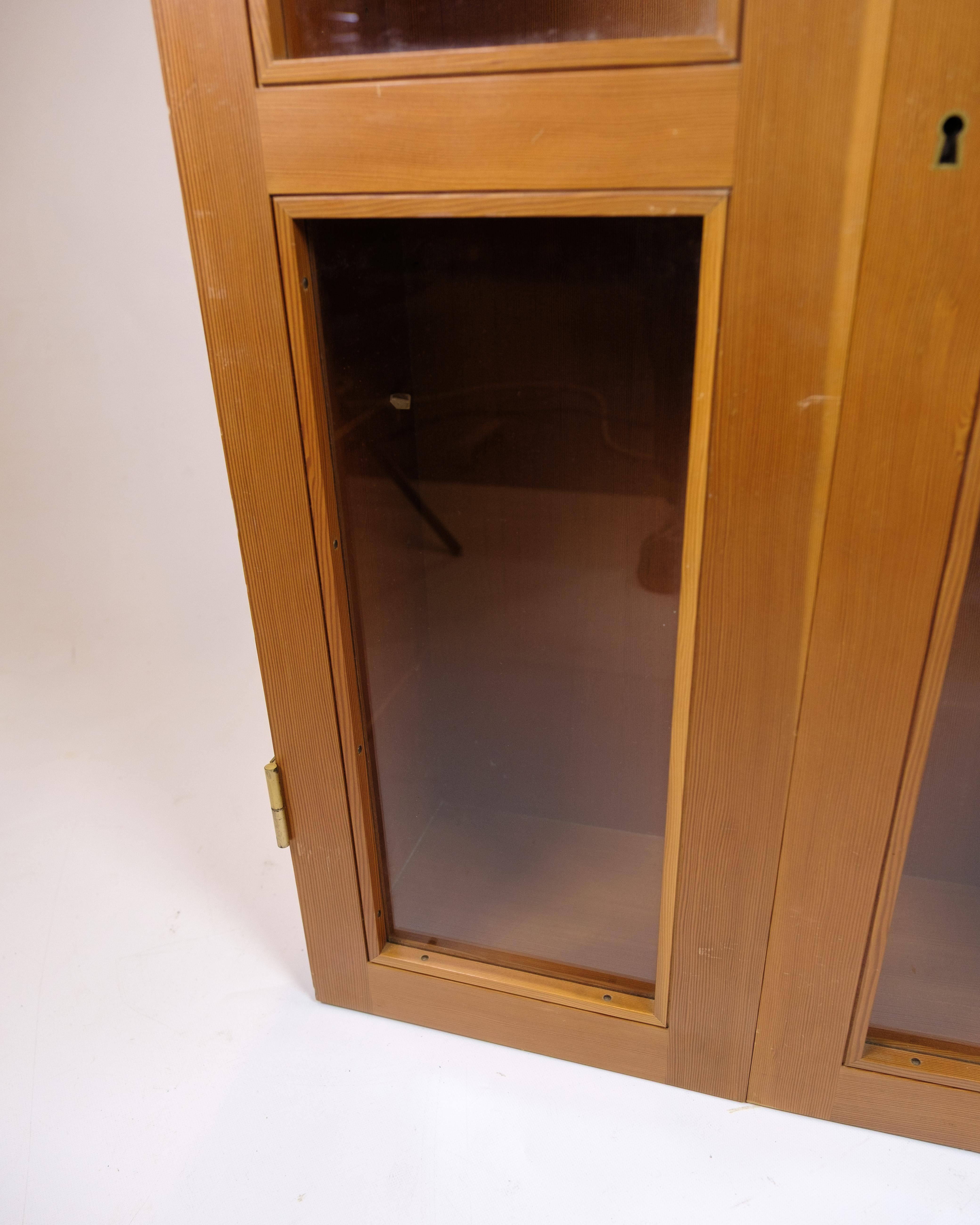 Pino Set di due vetrine in pino dell'Oregon, design danese degli anni Sessanta in vendita