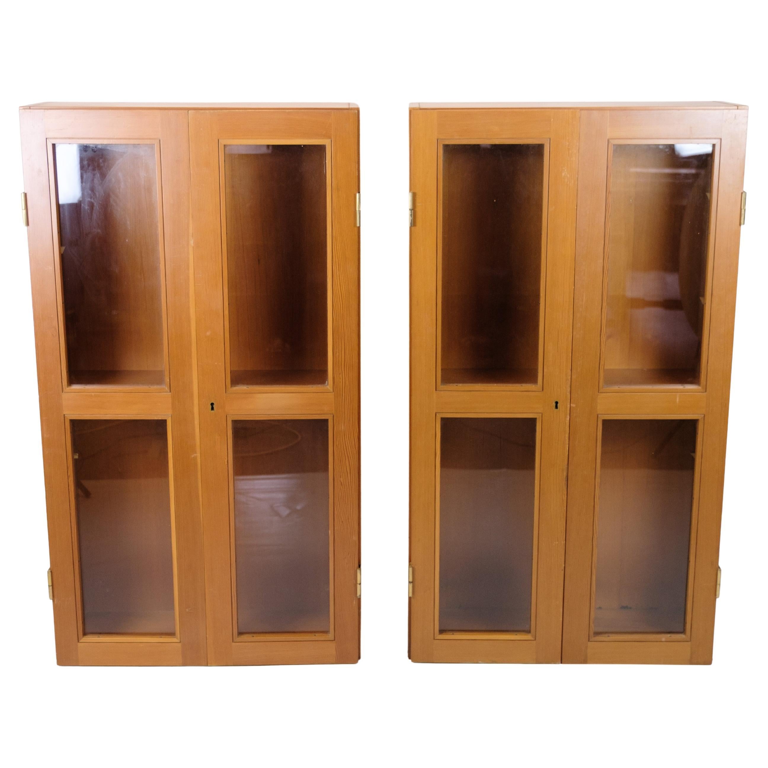 Set di due vetrine in pino dell'Oregon, design danese degli anni Sessanta in vendita