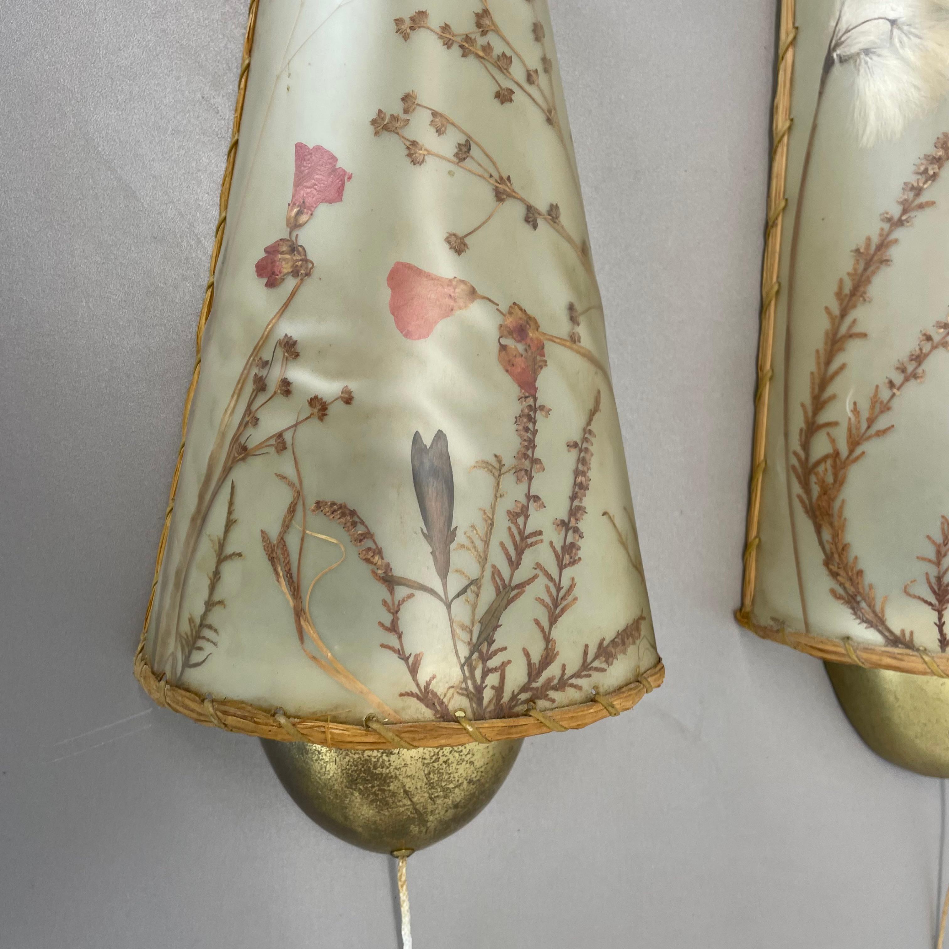 20ième siècle Ensemble de deux éléments d'appliques murales en laiton et fleurs sèches, ITALIE, années 1950