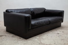 Durlet Schwarzes Ledersofa:: Sofas 1970er Jahre Hergestellt in Belgien.