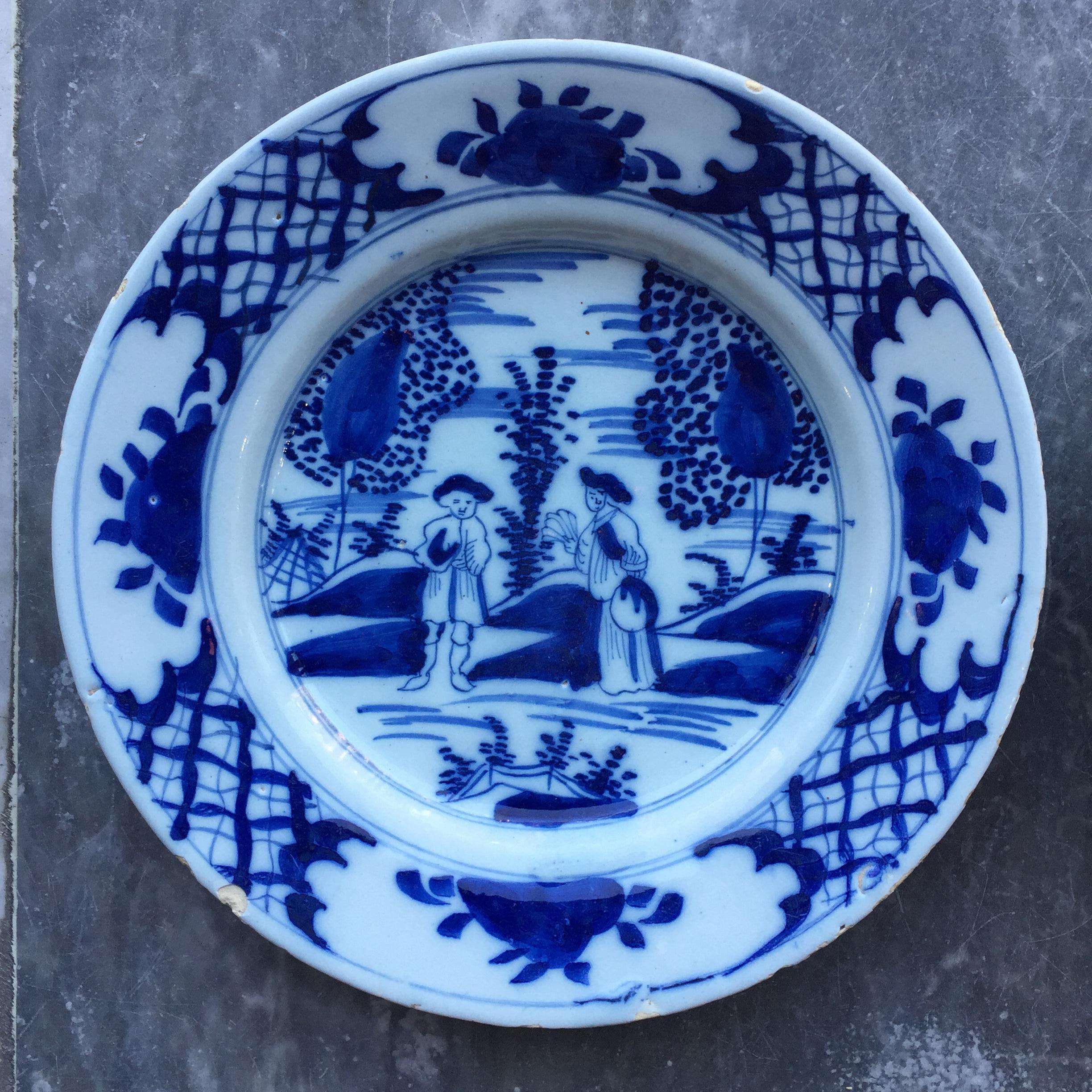 Ville : Delft
Date : seconde moitié du XVIIIe siècle

Un véritable ensemble de deux assiettes Delft hollandaises bleues et blanches. Peint à la main en bleu de cobalt sur un fond blanc émaillé à l'étain, avec le décor d'un couple marié dans un