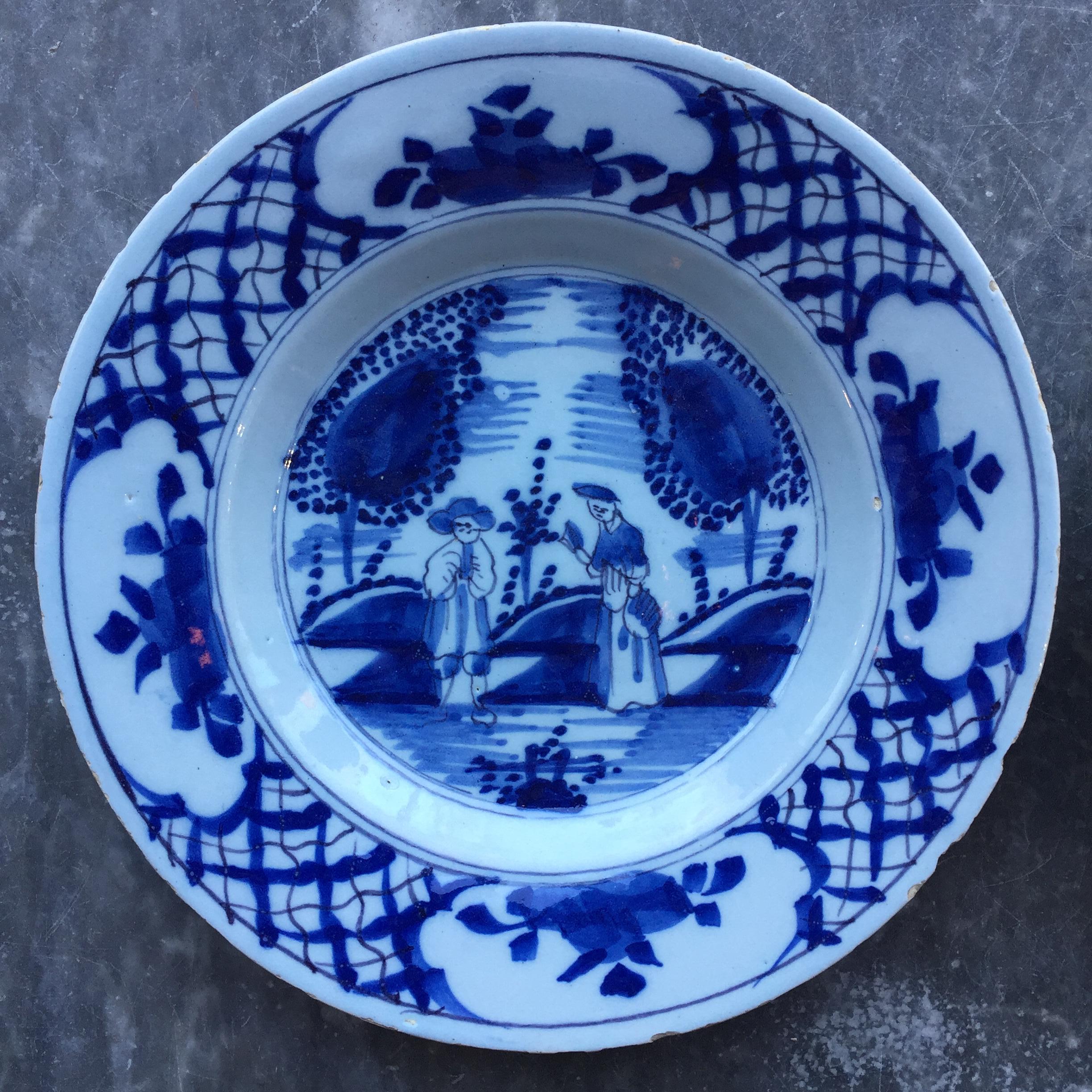 Ville : Delft
Date : seconde moitié du XVIIIe siècle

Un véritable ensemble de deux assiettes Delft hollandaises bleues et blanches. Peint à la main en bleu de cobalt sur un fond blanc émaillé à l'étain, avec le décor d'un couple marié dans un