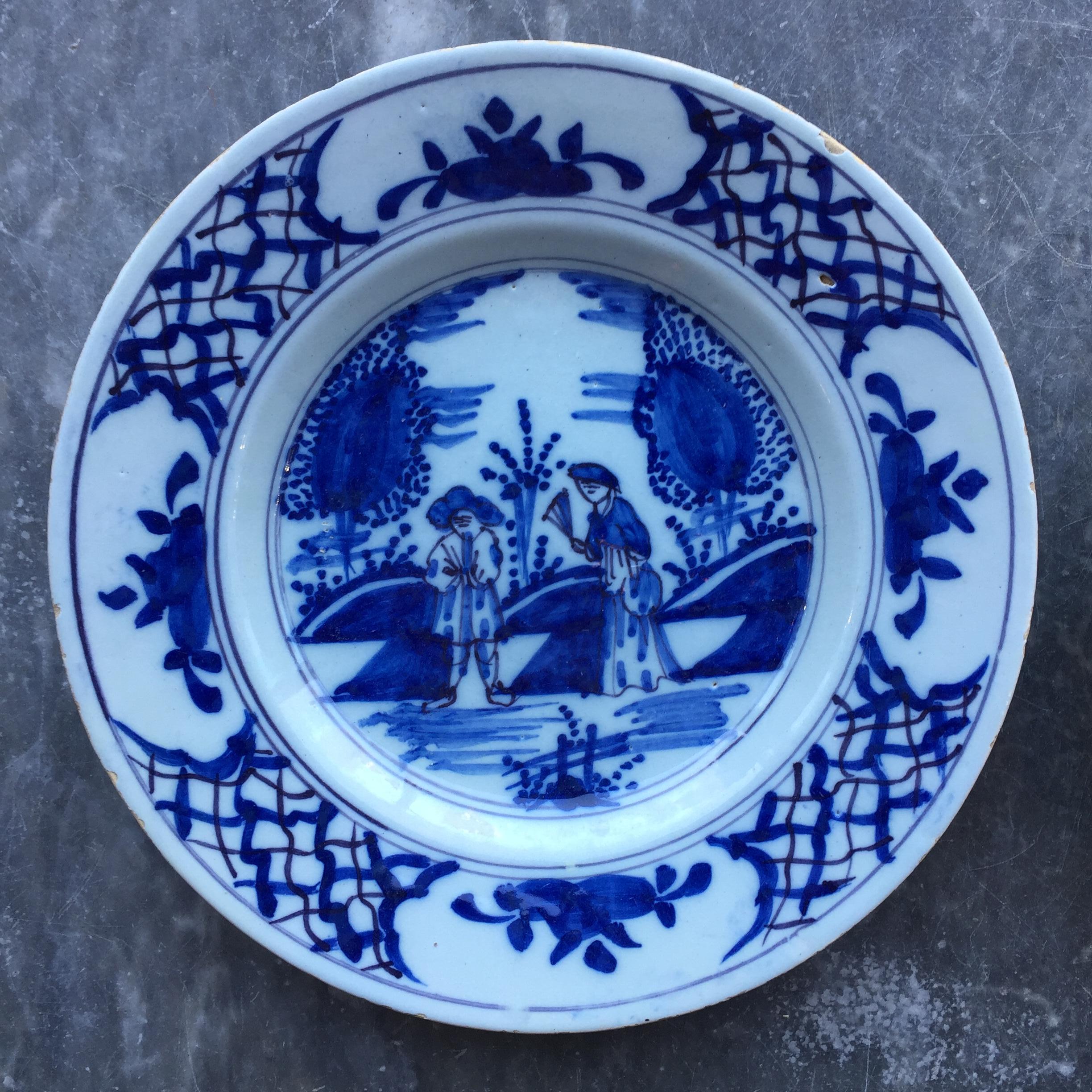 Ville : Delft
Date : seconde moitié du XVIIIe siècle

Un véritable ensemble de deux assiettes Delft hollandaises bleues et blanches. Peint à la main en bleu de cobalt sur un fond blanc émaillé à l'étain, avec le décor d'un couple marié dans un