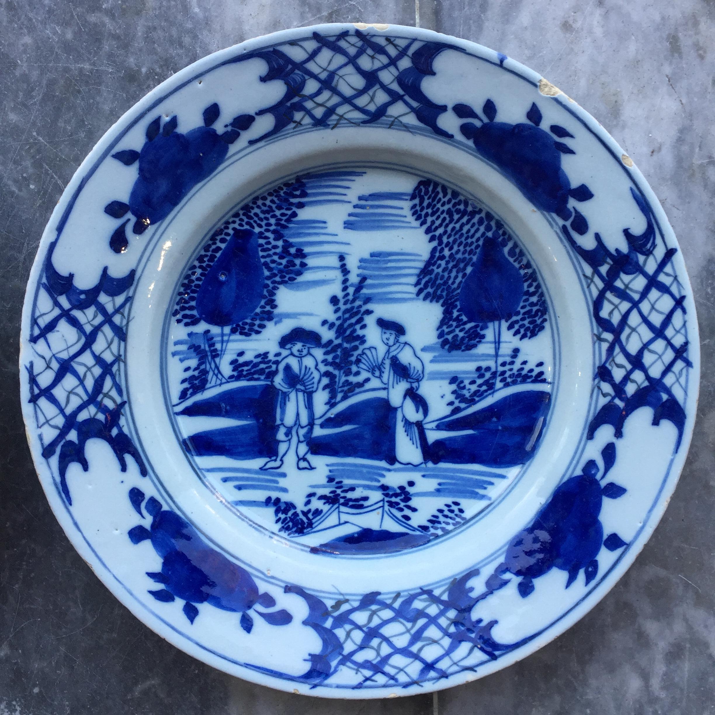 Chinoiseries Ensemble de deux assiettes hollandaises de Delft représentant un couple marié, 18e siècle en vente