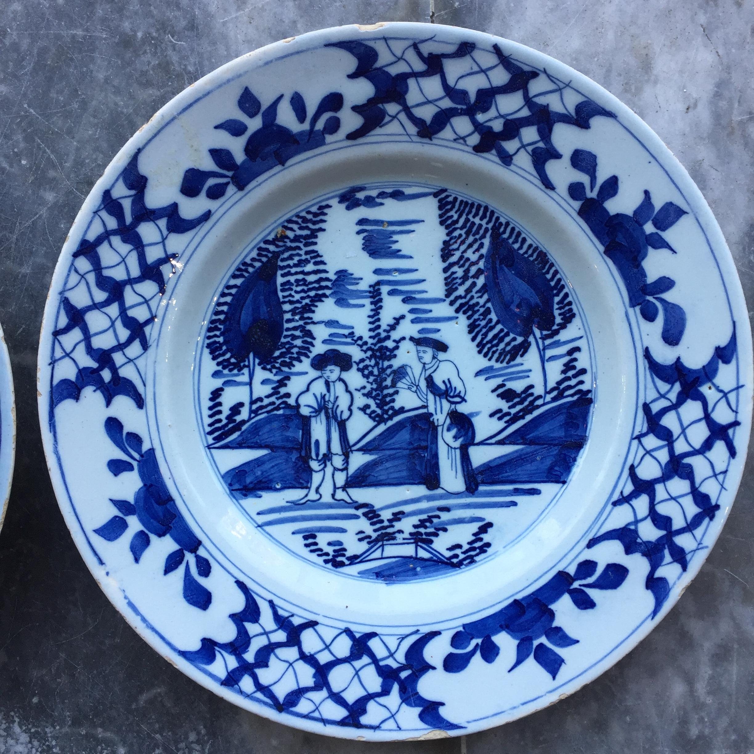 Chinoiseries Ensemble de deux assiettes hollandaises de Delft représentant un couple marié, 18e siècle en vente
