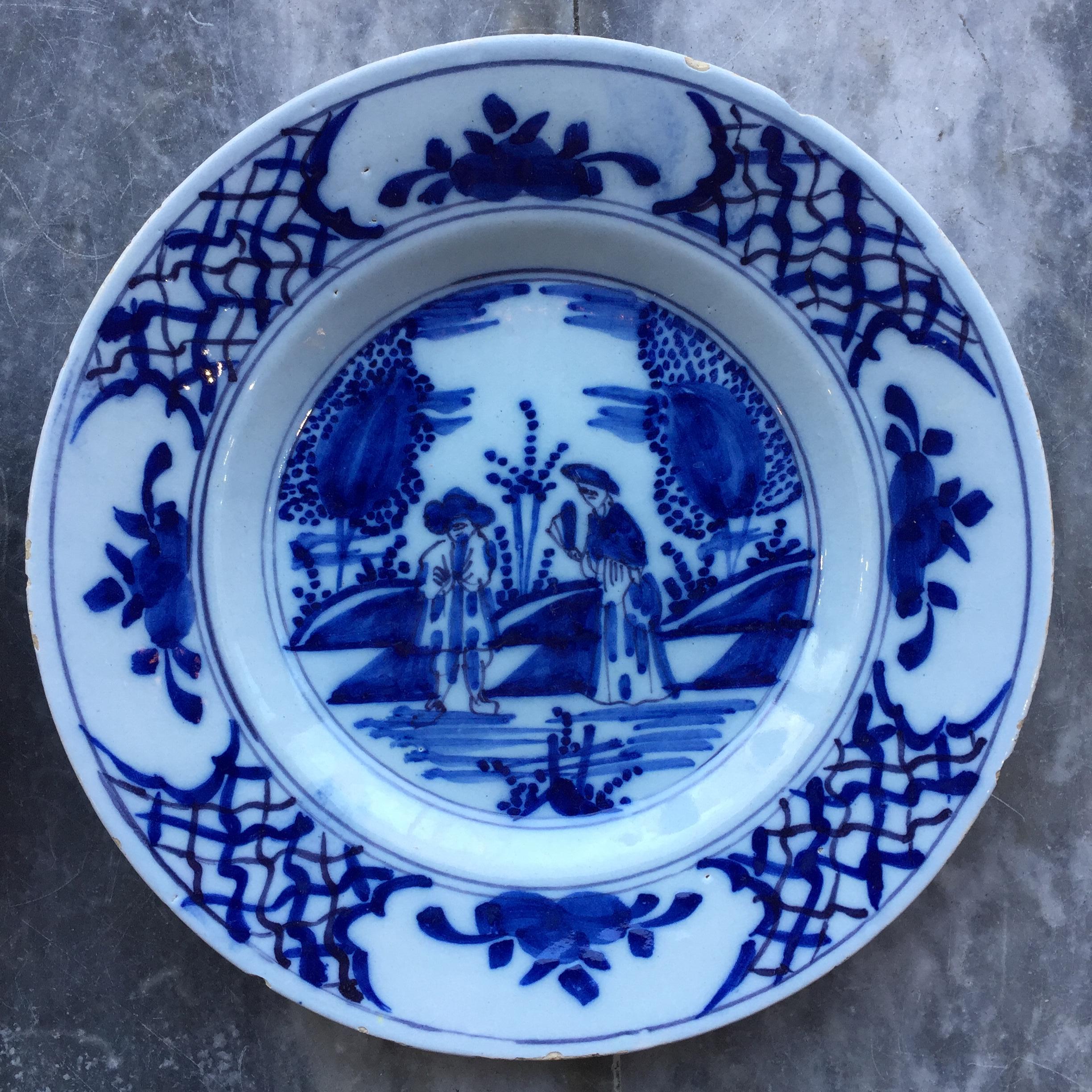 Chinoiseries Ensemble de deux assiettes hollandaises de Delft représentant un couple marié, 18e siècle en vente
