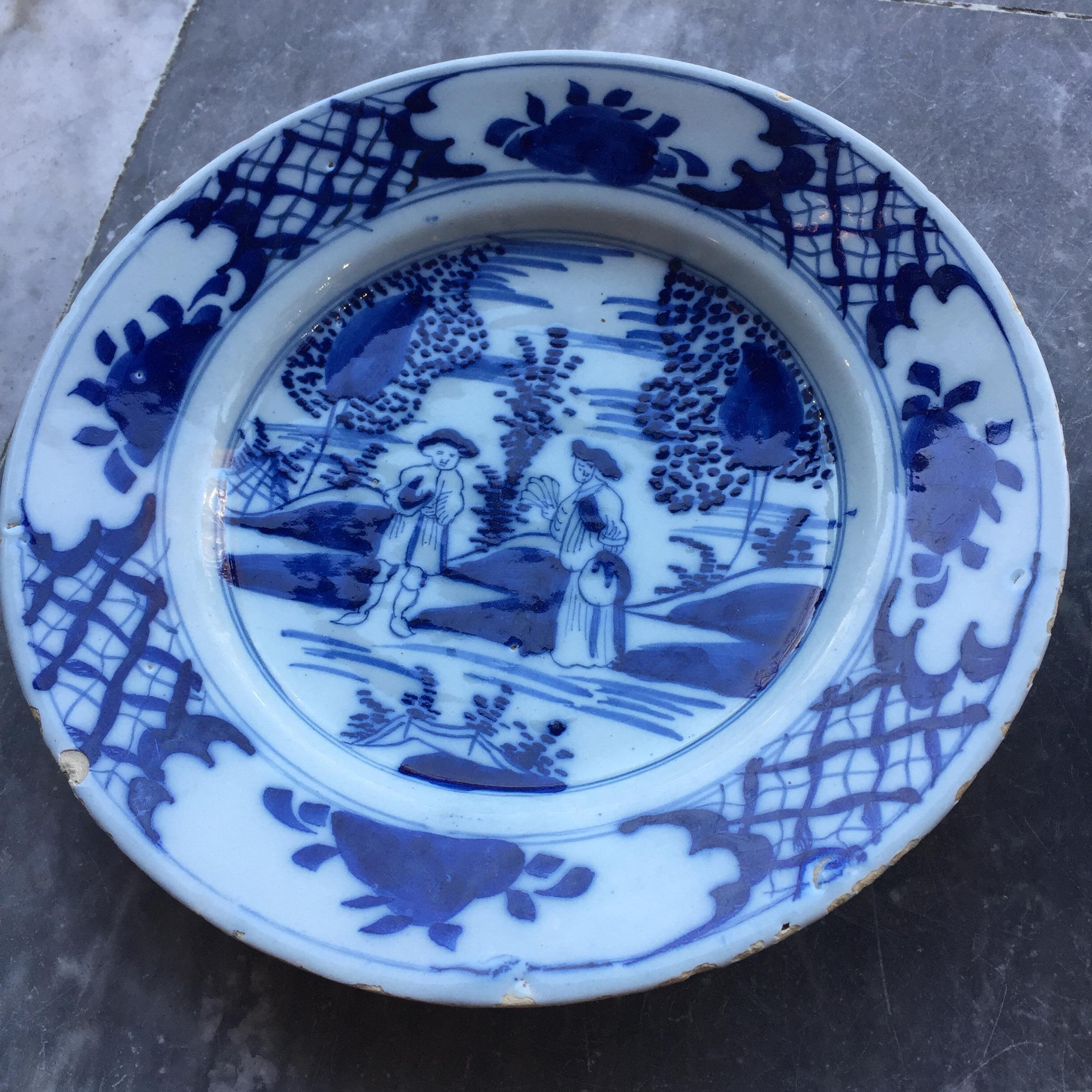 Néerlandais Ensemble de deux assiettes hollandaises de Delft représentant un couple marié, 18e siècle en vente