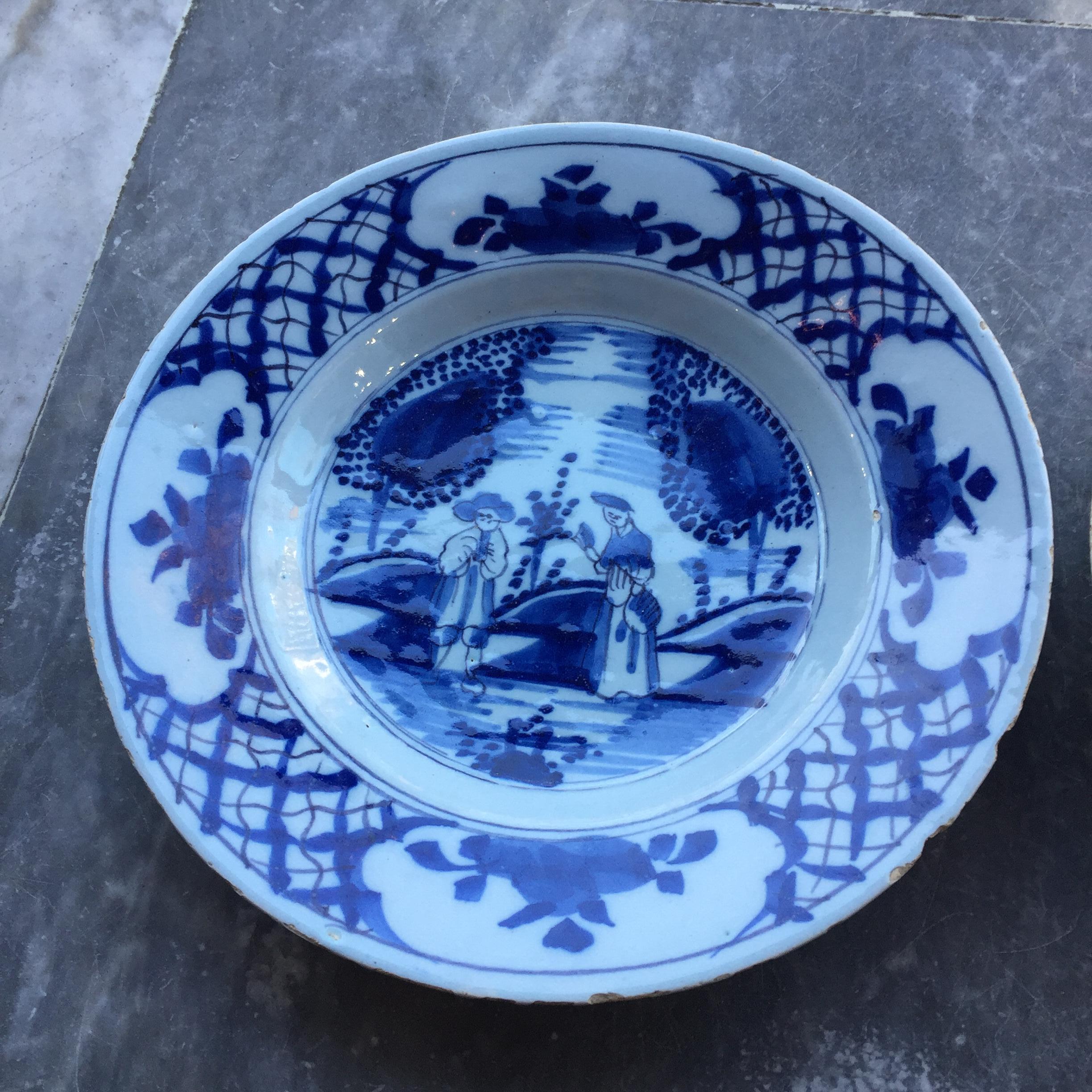 Néerlandais Ensemble de deux assiettes hollandaises de Delft représentant un couple marié, 18e siècle en vente