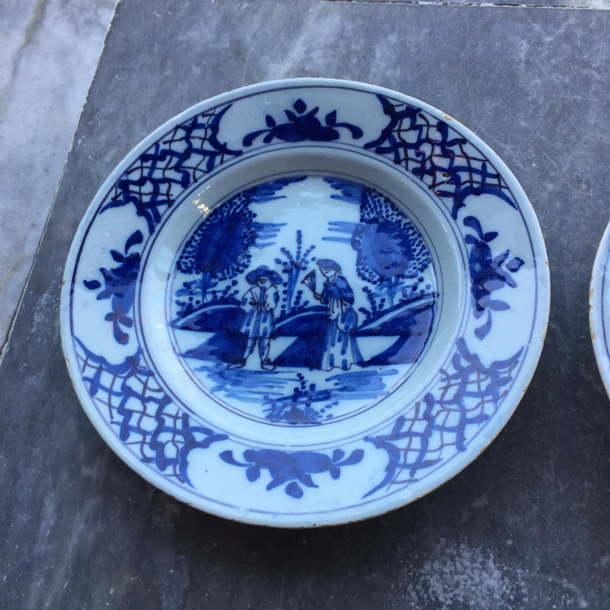Néerlandais Ensemble de deux assiettes hollandaises de Delft représentant un couple marié, 18e siècle en vente