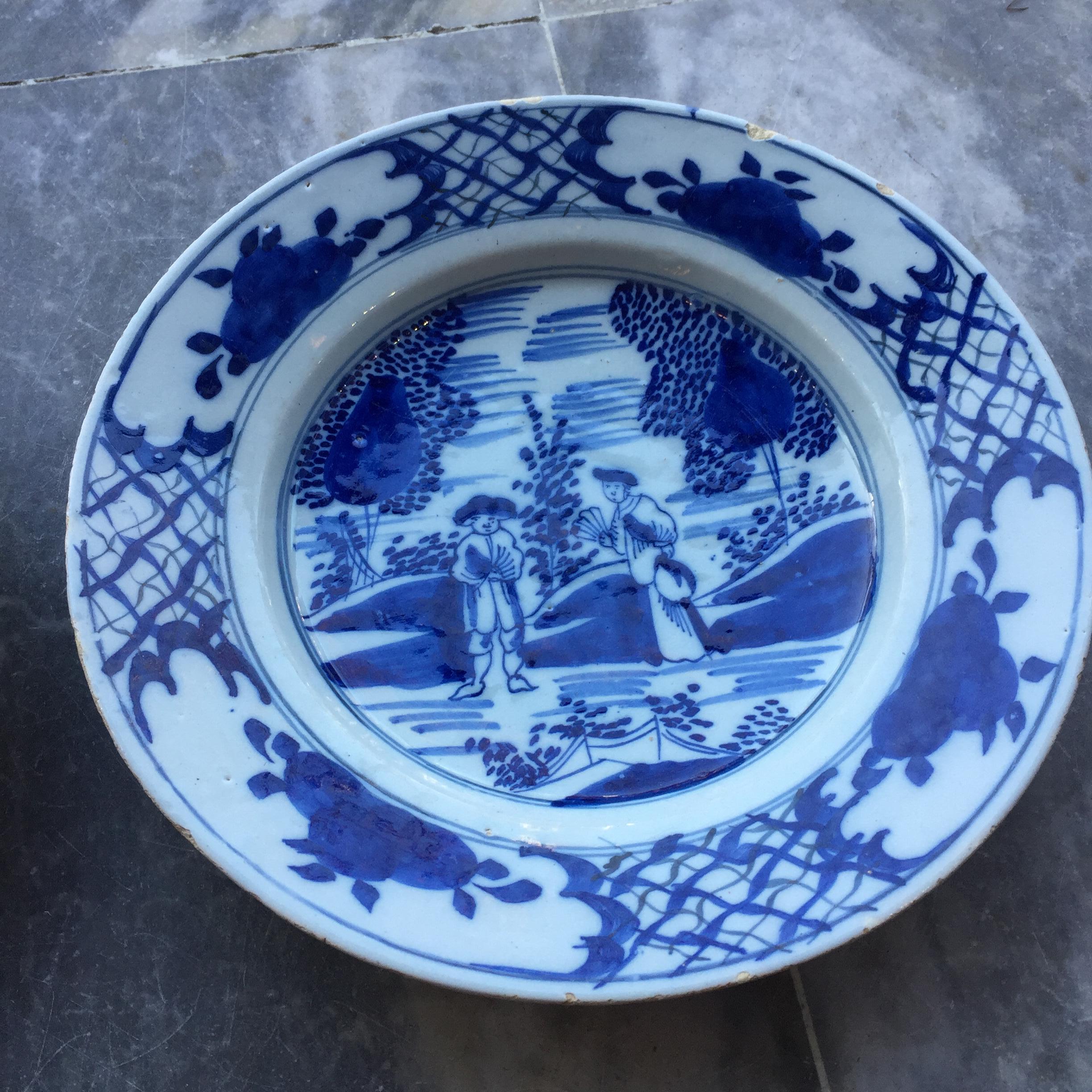 Vernissé Ensemble de deux assiettes hollandaises de Delft représentant un couple marié, 18e siècle en vente