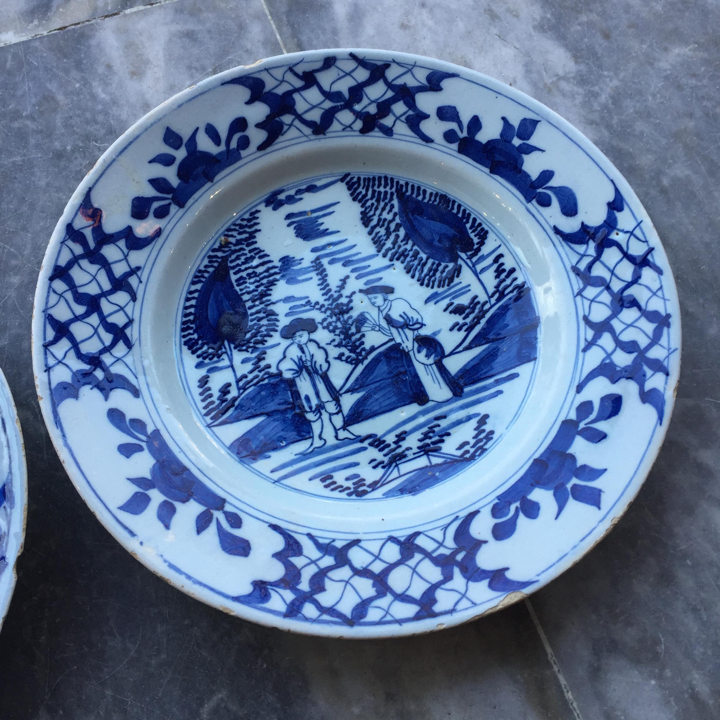 Vernissé Ensemble de deux assiettes hollandaises de Delft représentant un couple marié, 18e siècle en vente