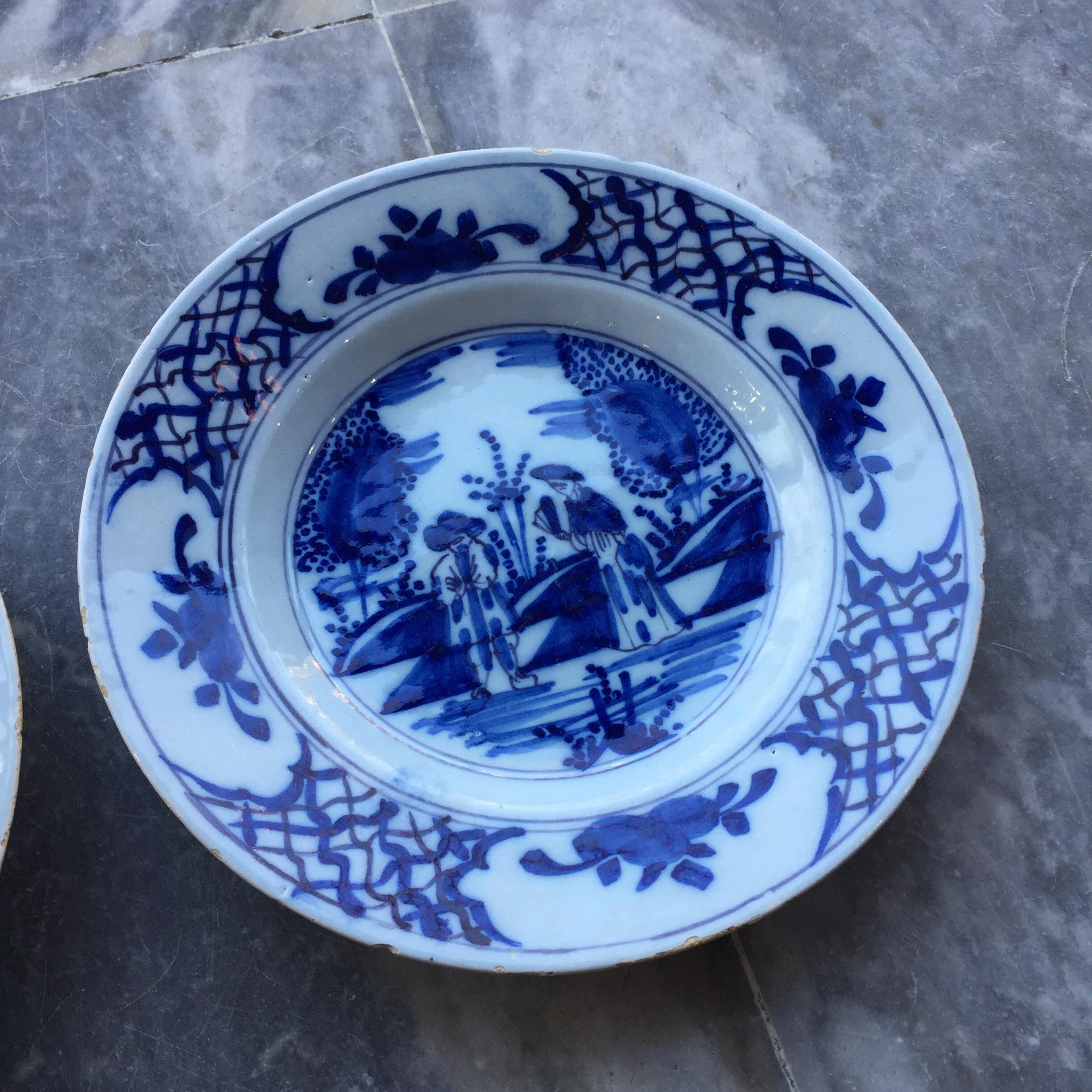 Vernissé Ensemble de deux assiettes hollandaises de Delft représentant un couple marié, 18e siècle en vente