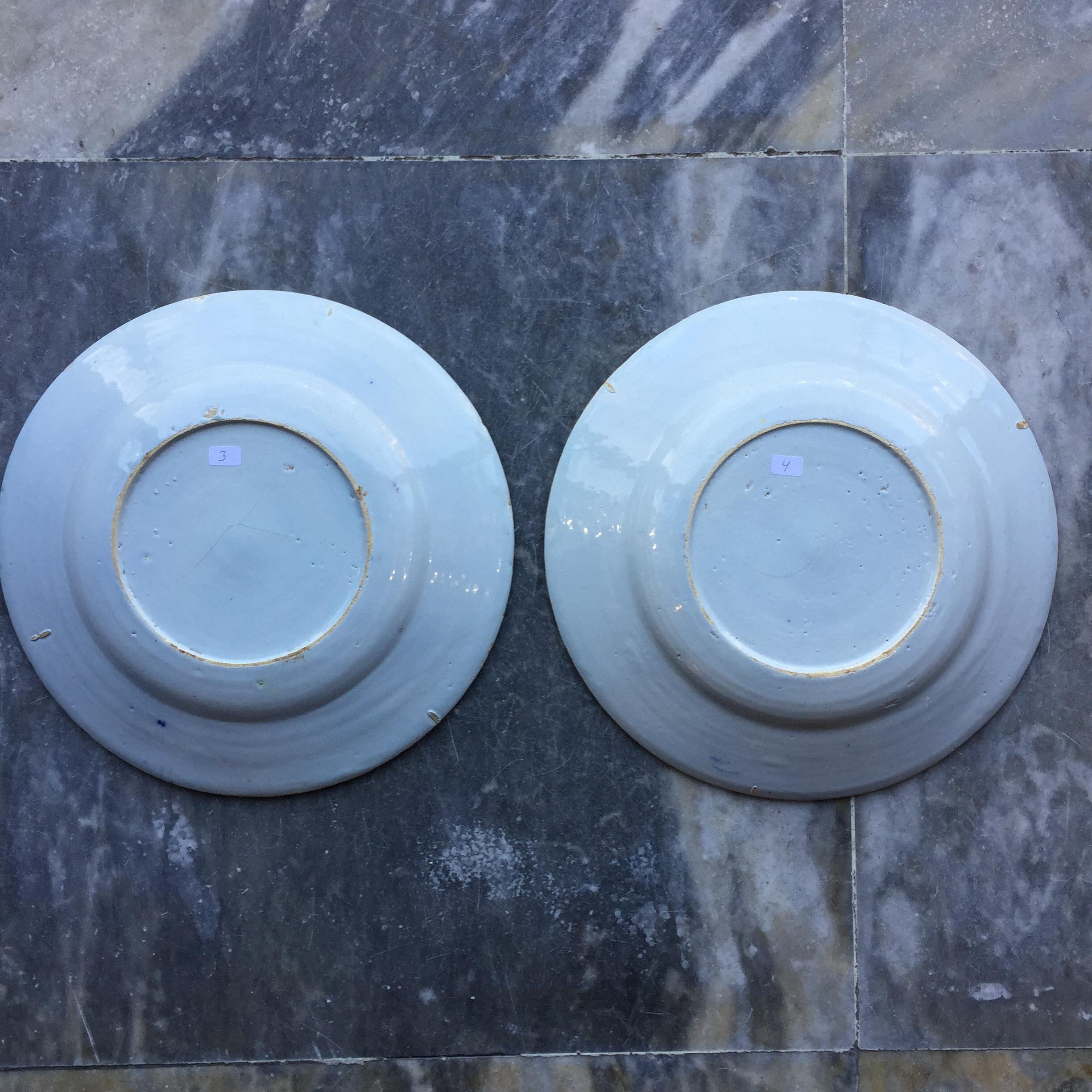 Ensemble de deux assiettes hollandaises de Delft représentant un couple marié, 18e siècle Bon état - En vente à AMSTERDAM, NH