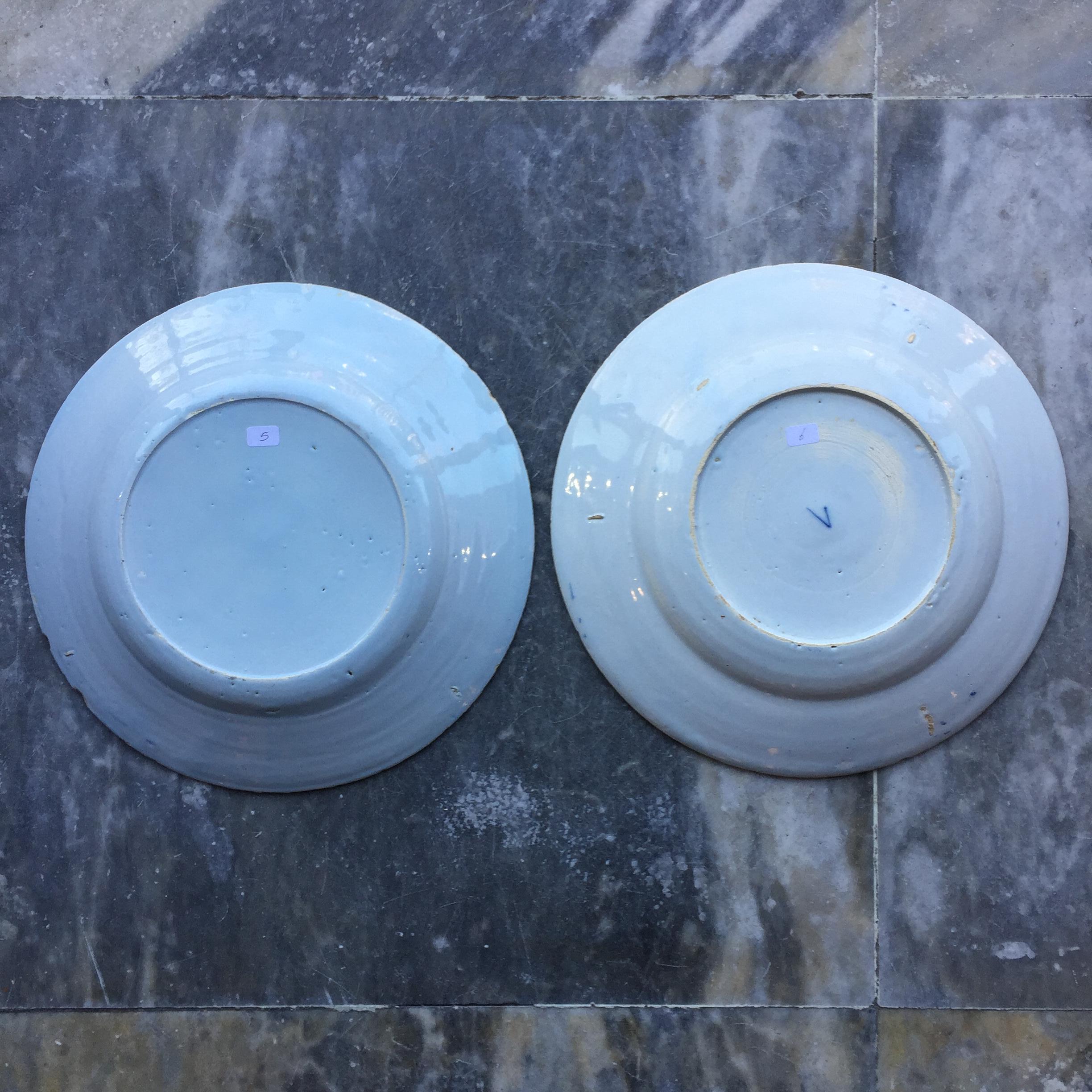 Ensemble de deux assiettes hollandaises de Delft représentant un couple marié, 18e siècle Bon état - En vente à AMSTERDAM, NH