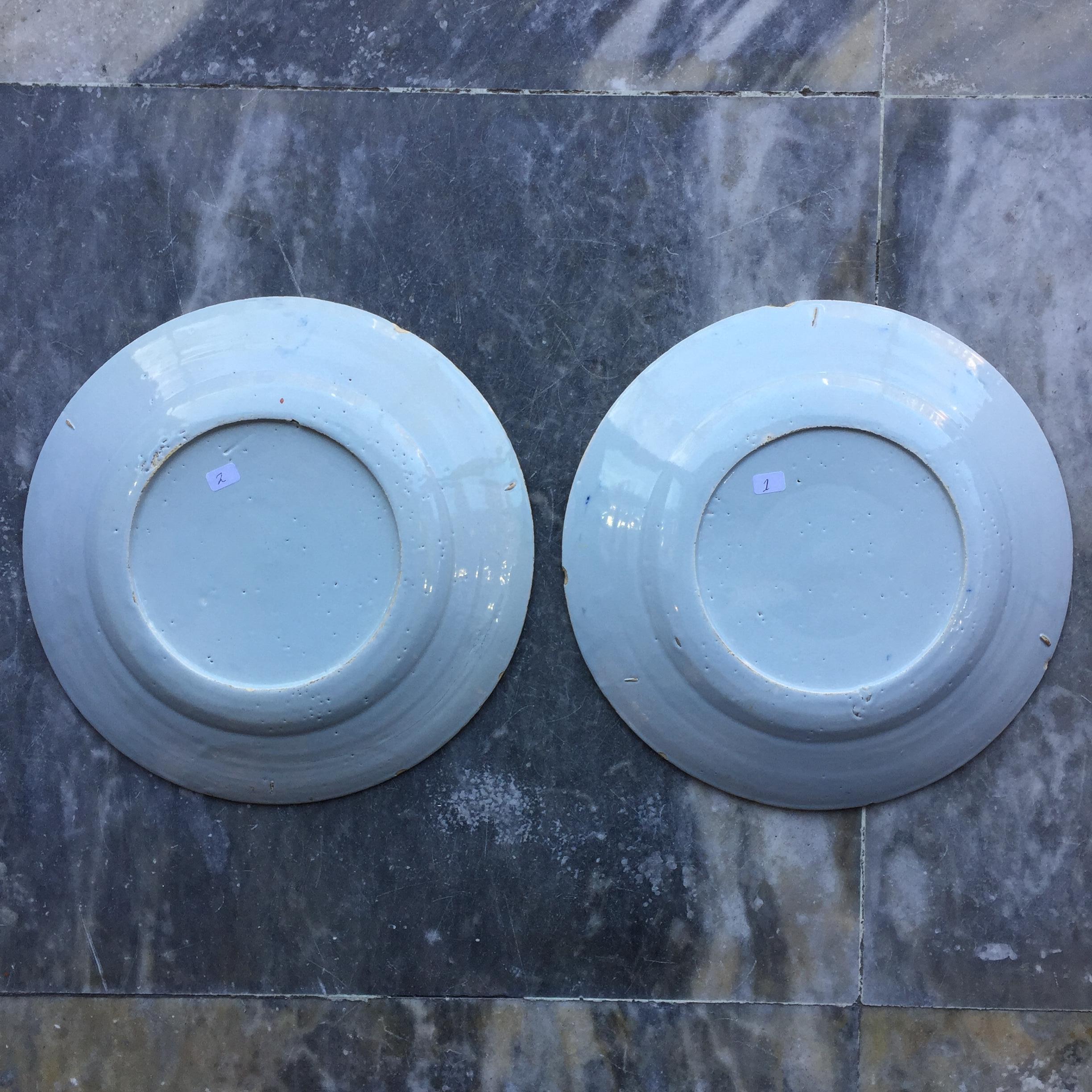 Ensemble de deux assiettes hollandaises de Delft représentant un couple marié, 18e siècle Bon état - En vente à AMSTERDAM, NH