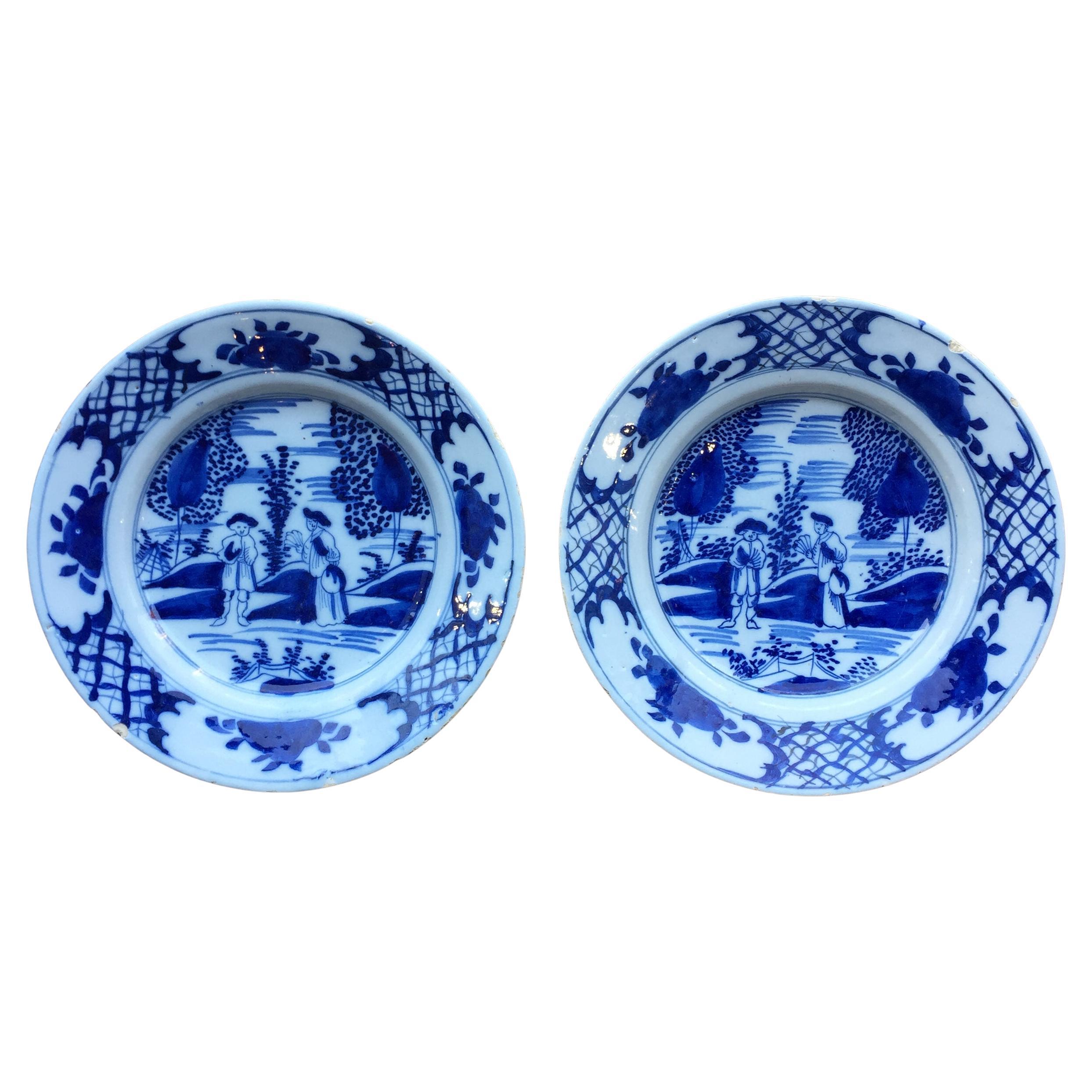 Ensemble de deux assiettes hollandaises de Delft représentant un couple marié, 18e siècle en vente