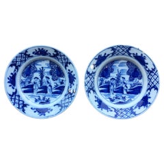 Ensemble de deux assiettes hollandaises de Delft représentant un couple marié, 18e siècle