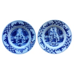 Ensemble de deux assiettes hollandaises de Delft représentant un couple marié, 18e siècle
