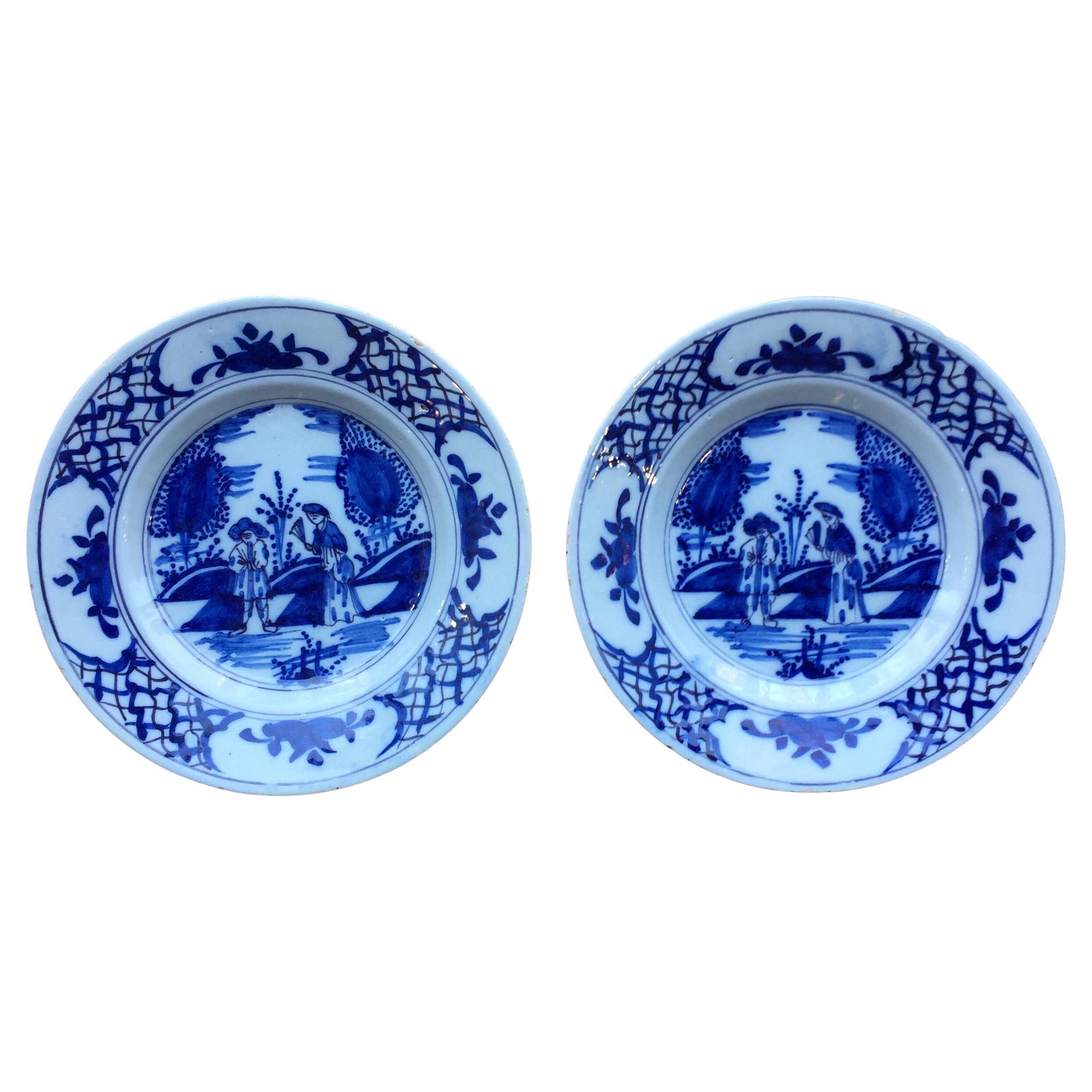Ensemble de deux assiettes hollandaises de Delft représentant un couple marié, 18e siècle