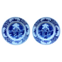 Ensemble de deux assiettes hollandaises de Delft représentant un couple marié, 18e siècle