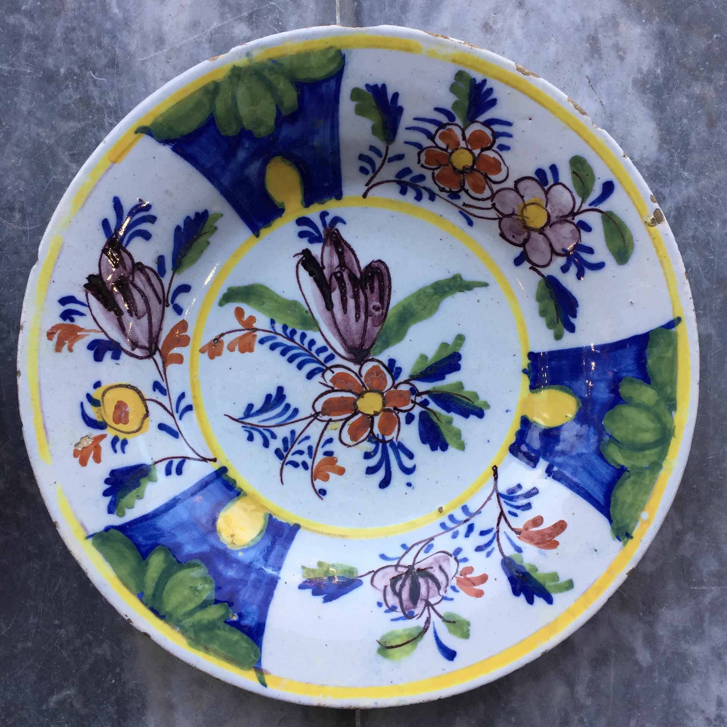 Chinoiseries Ensemble de deux assiettes Delft hollandaises avec des fleurs, 18ème siècle en vente