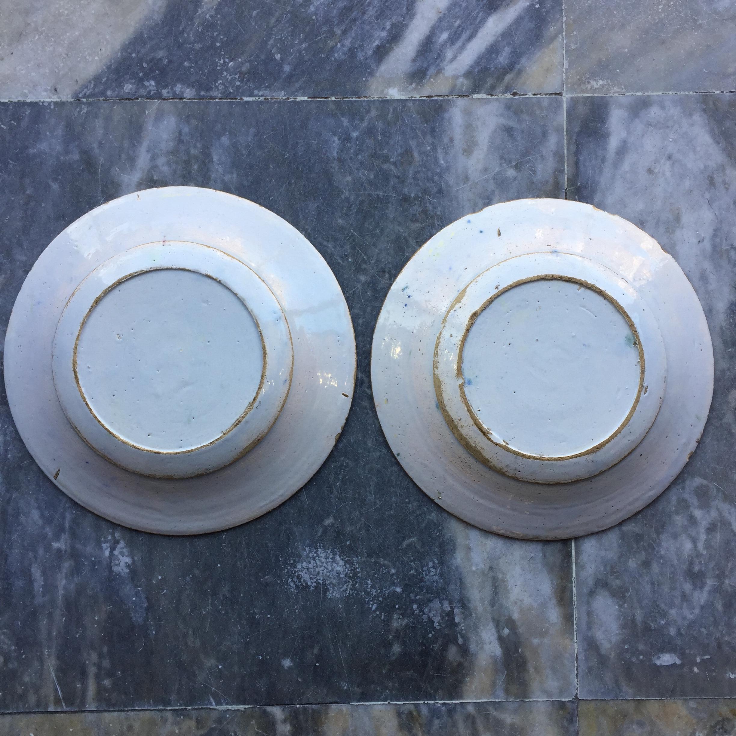 Néerlandais Ensemble de deux assiettes Delft hollandaises avec des fleurs, 18ème siècle en vente