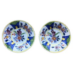 Ensemble de deux assiettes Delft hollandaises avec des fleurs, 18ème siècle